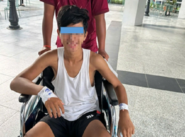 TP.HCM: Đ&aacute; b&oacute;ng dưới trời nắng, b&eacute; trai sốc nhiệt, suy gan thận - Ảnh 1.