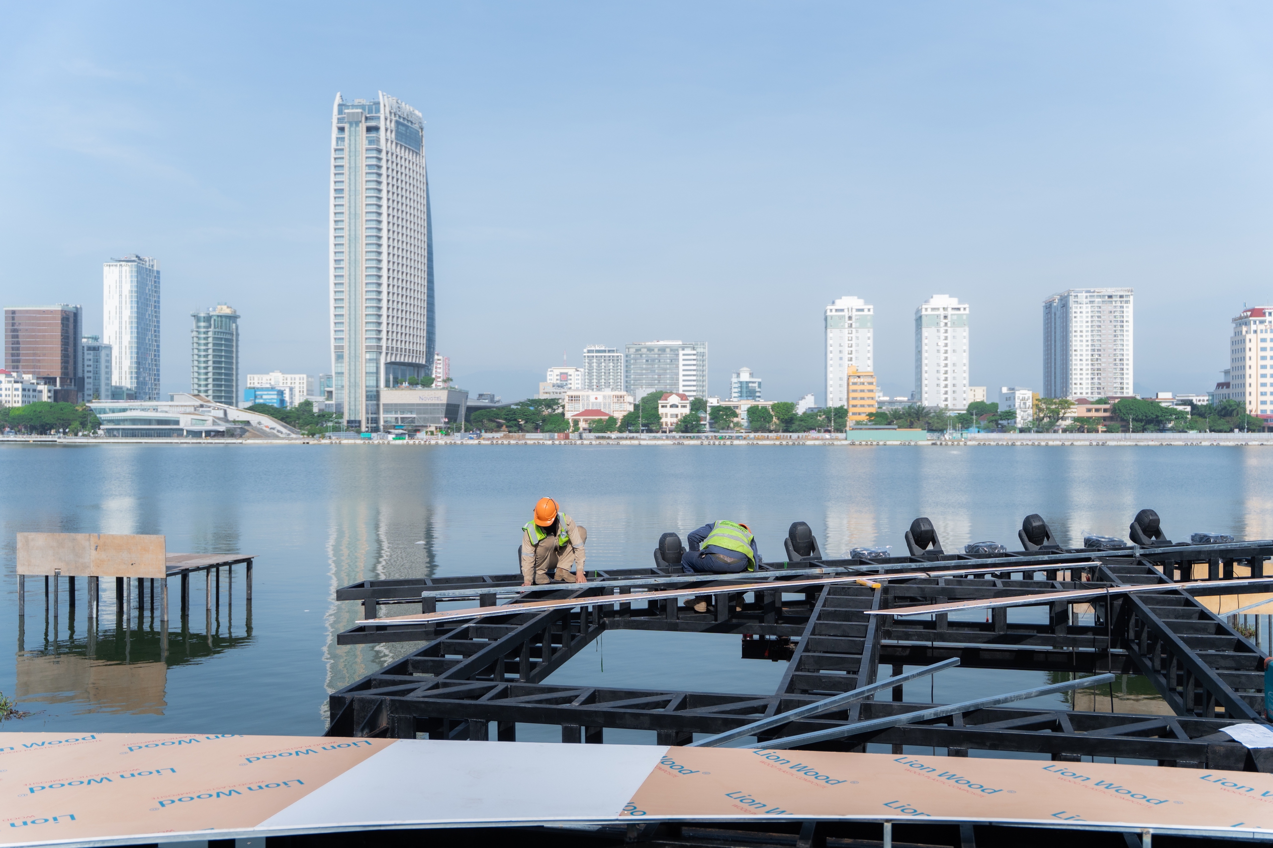 Cận cảnh s&acirc;n khấu ph&aacute;o hoa DIFF 2026 'si&ecirc;u khủng' trước đ&ecirc;m khai mạc - Ảnh 1.