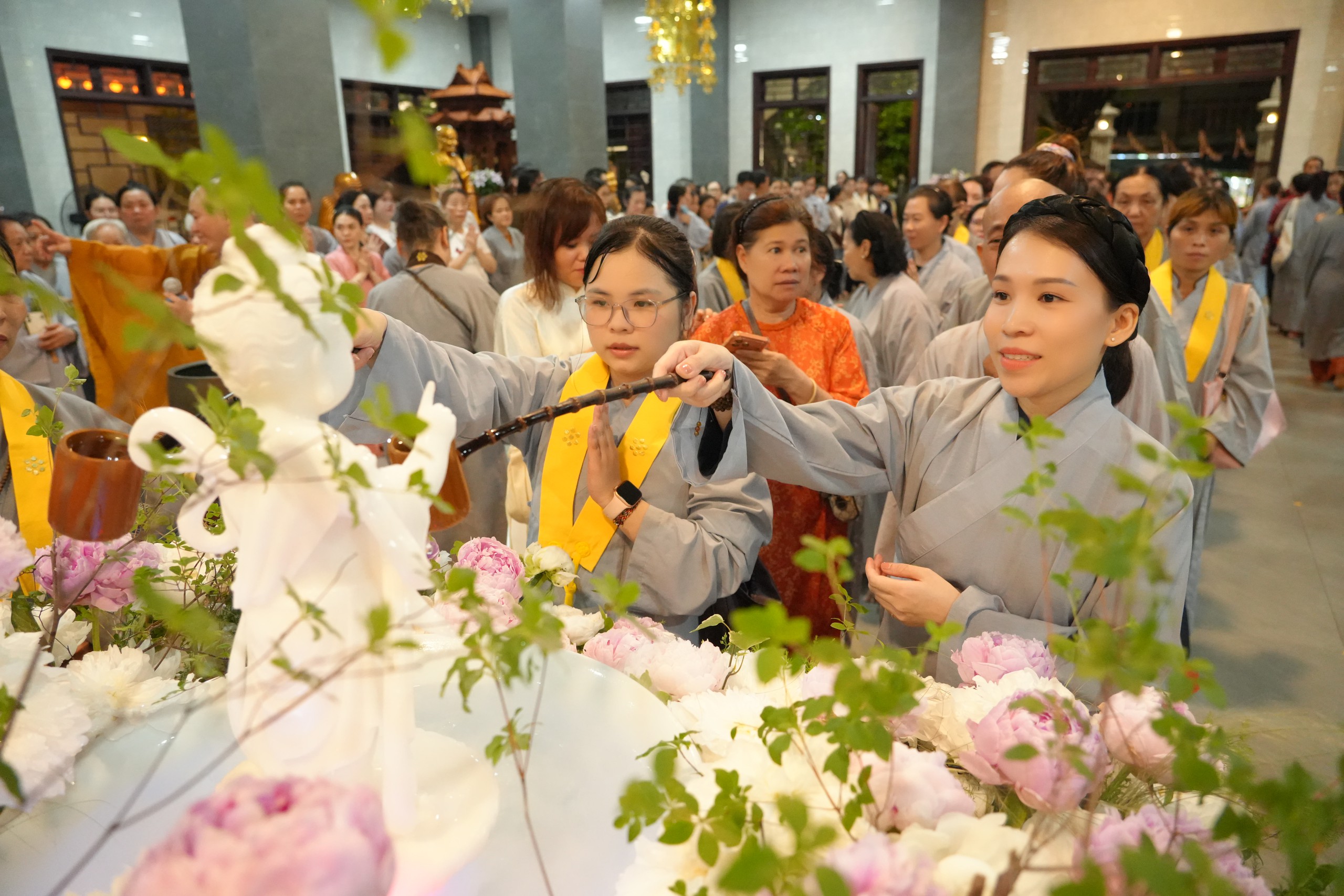 Phật đản 2026: Người dân TP.HCM đi chùa tắm Phật, tìm phút an yên - Ảnh 5.