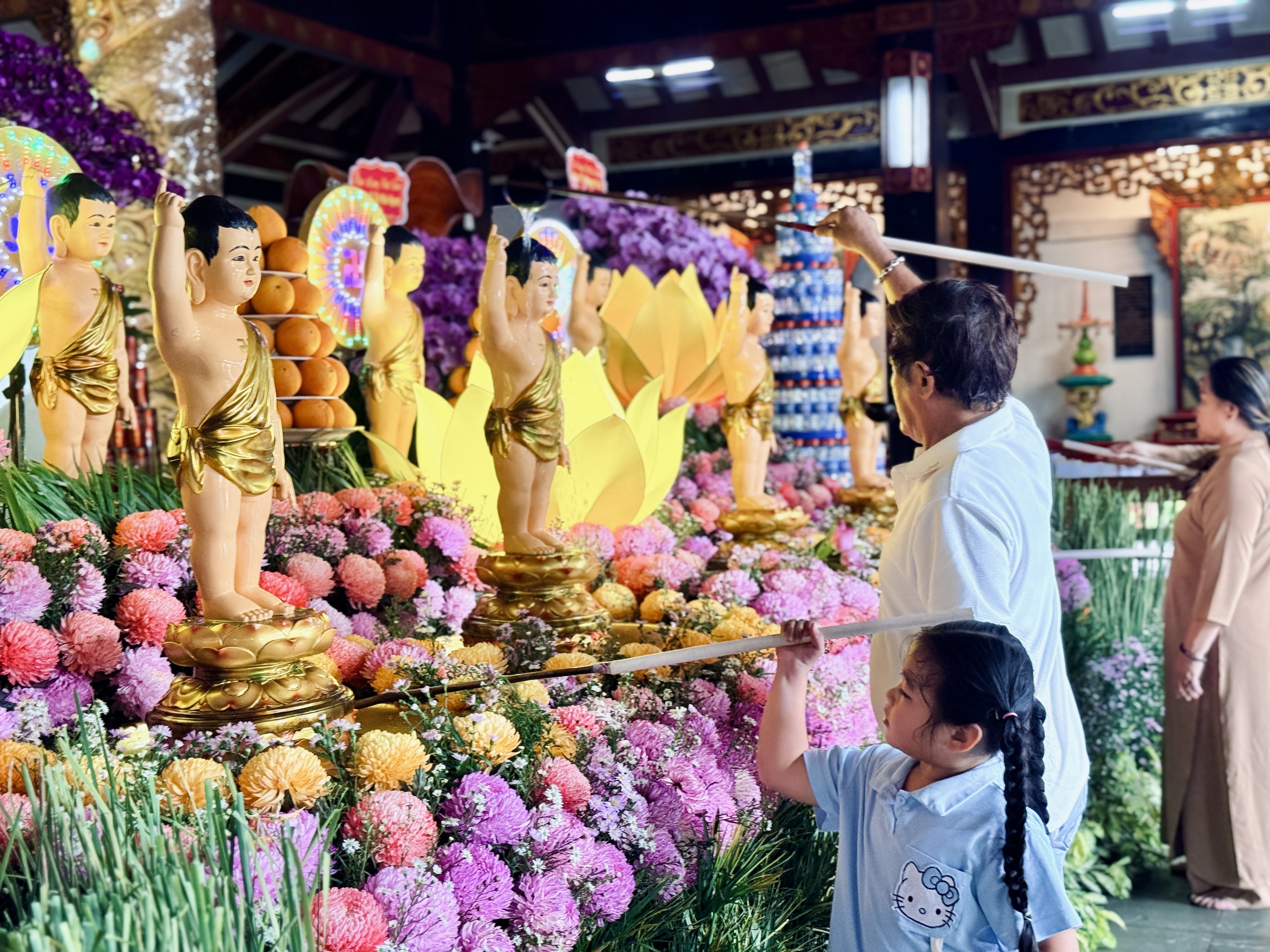 Người dân TP.HCM đi chùa tắm Phật, tìm phút an yên - Ảnh 9.