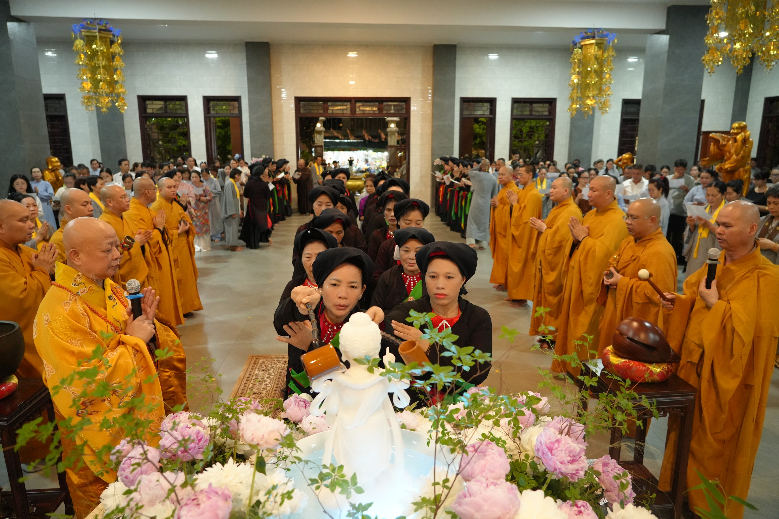  Người dân TP.HCM đi chùa tắm Phật, tìm phút an yên - Ảnh 2.