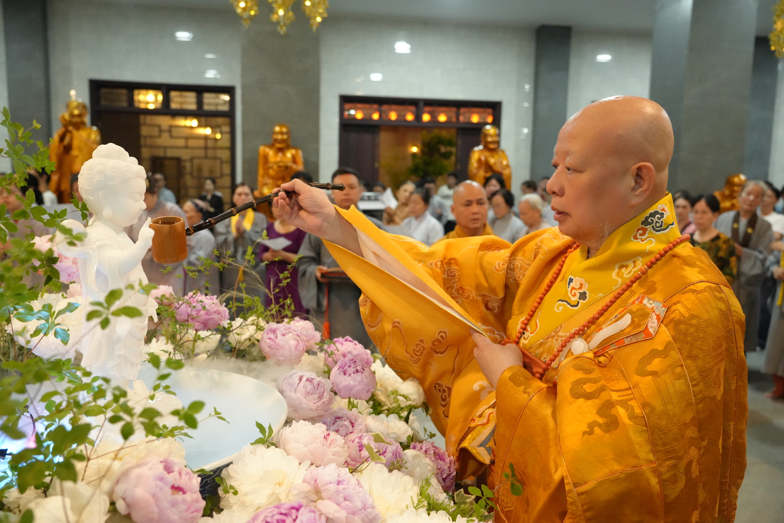  Người dân TP.HCM đi chùa tắm Phật, tìm phút an yên - Ảnh 1.