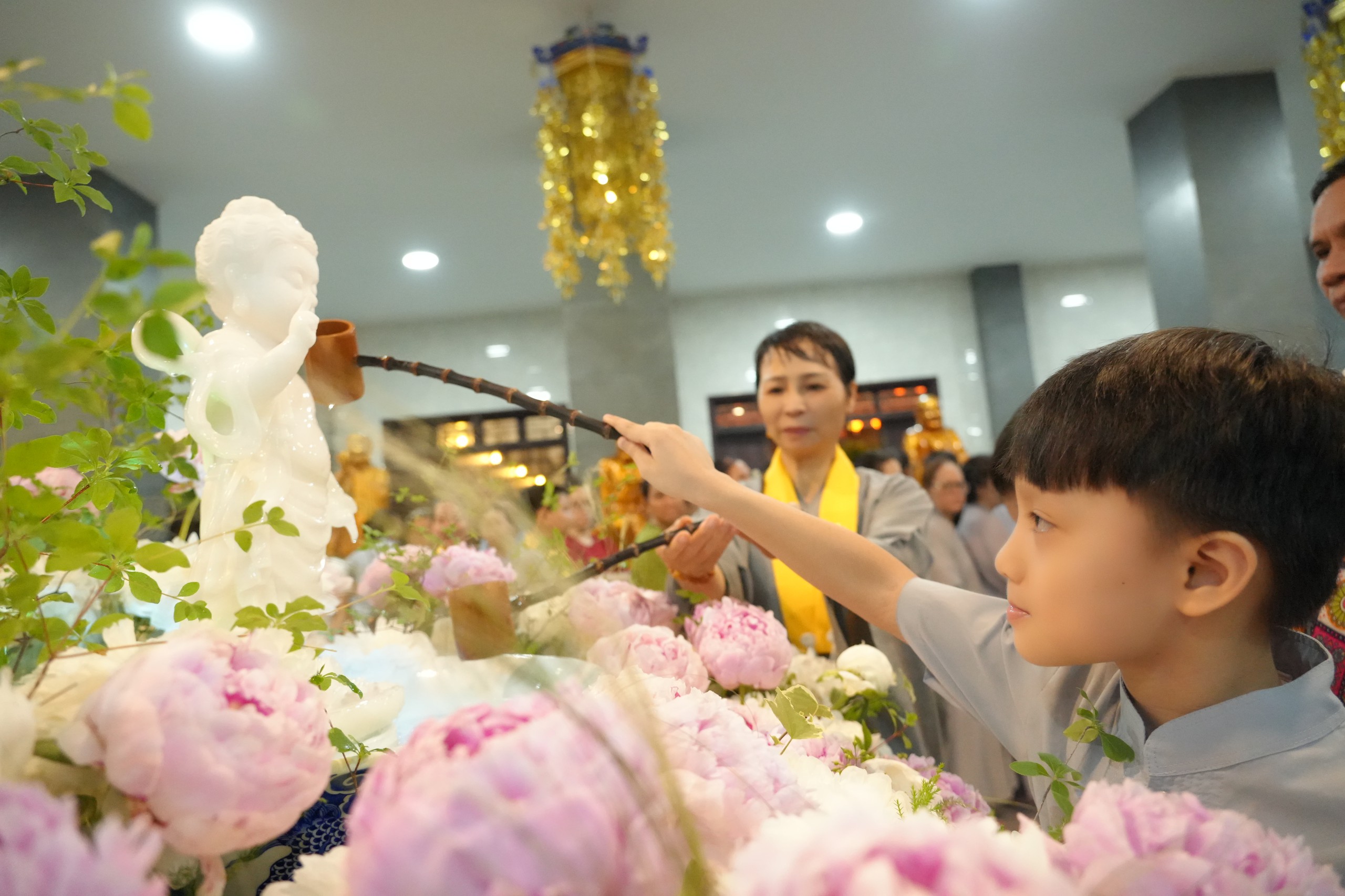 Phật đản 2026: Người dân TP.HCM đi chùa tắm Phật, tìm phút an yên - Ảnh 6.