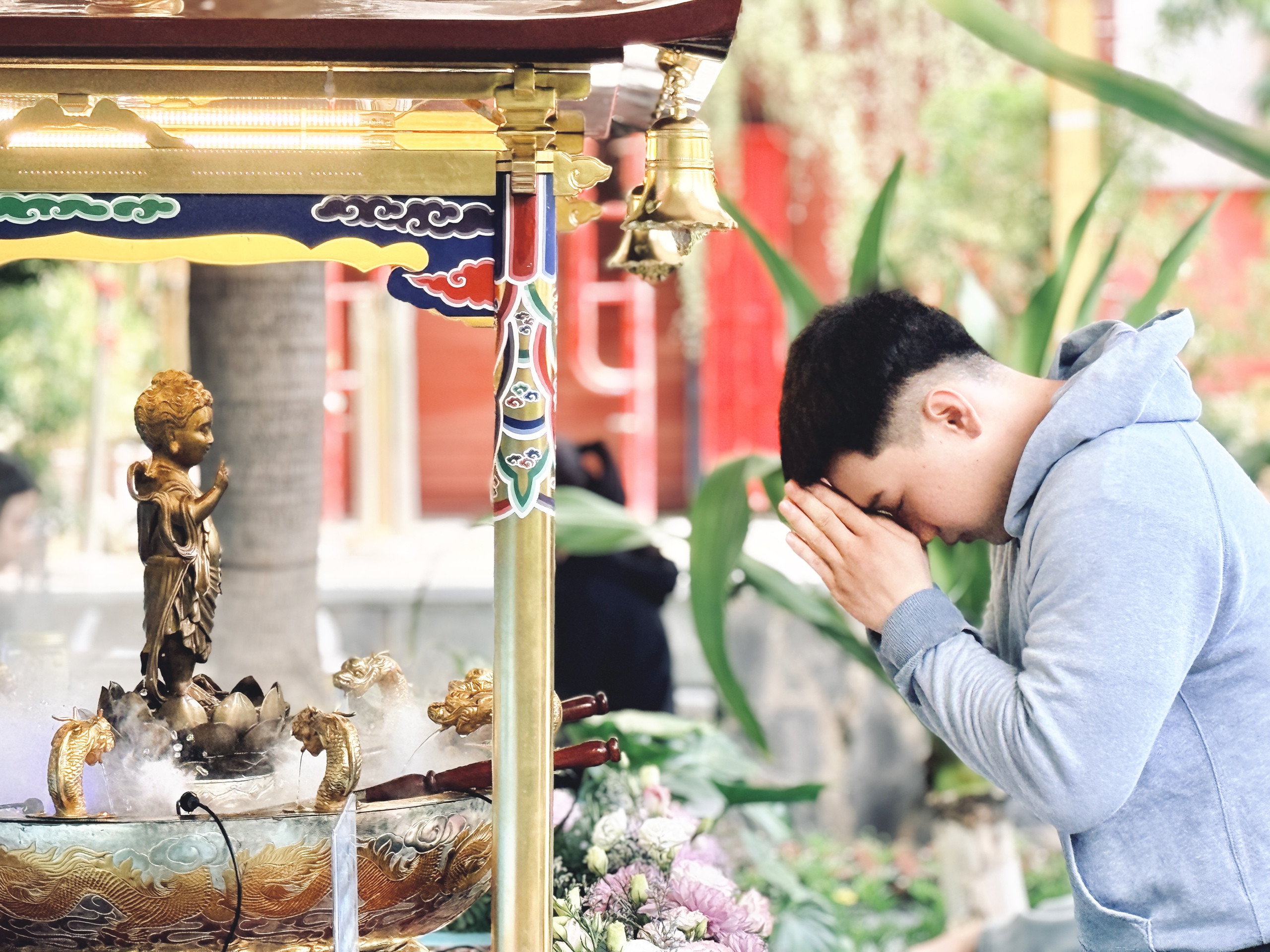  Người dân TP.HCM đi chùa tắm Phật, tìm phút an yên - Ảnh 7.