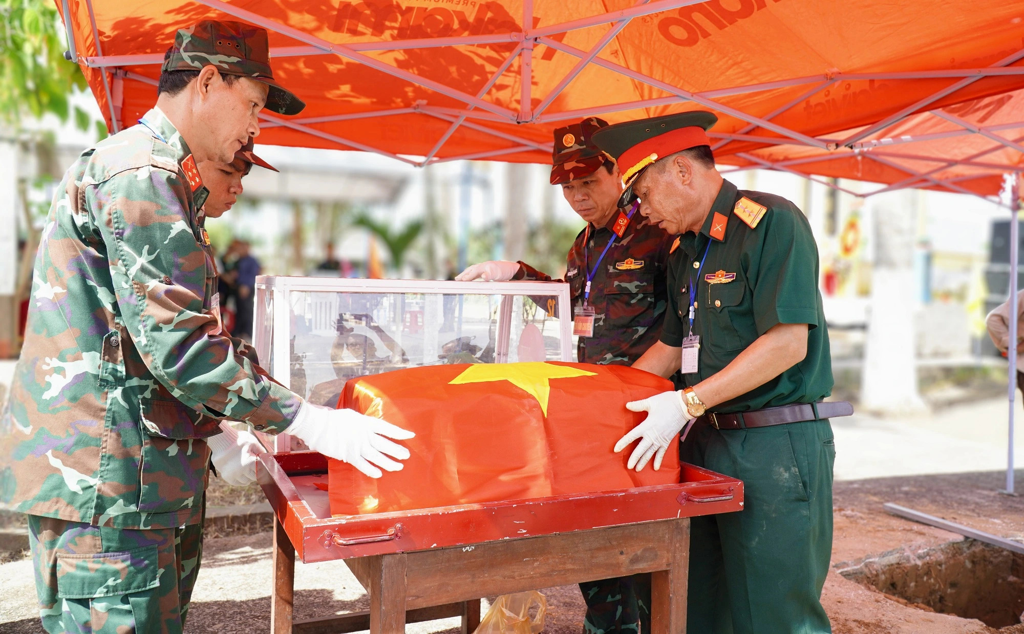 Cuộc trở về từ đất bạn Campuchia và hành trình 'gọi tên' liệt sĩ - Ảnh 1. Cuộc trở về từ đất bạn Campuchia và hành trình 'gọi tên' liệt sĩ - Ảnh 1.