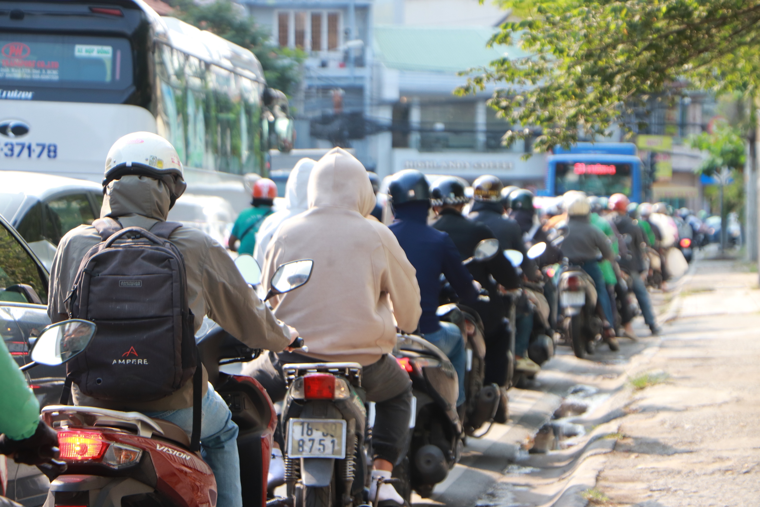 TP.HCM sắp c&oacute; &ldquo;xe bu&yacute;t kiểu taxi c&ocirc;ng nghệ&rdquo;: Đặt qua app, chạy linh hoạt?  - Ảnh 2.