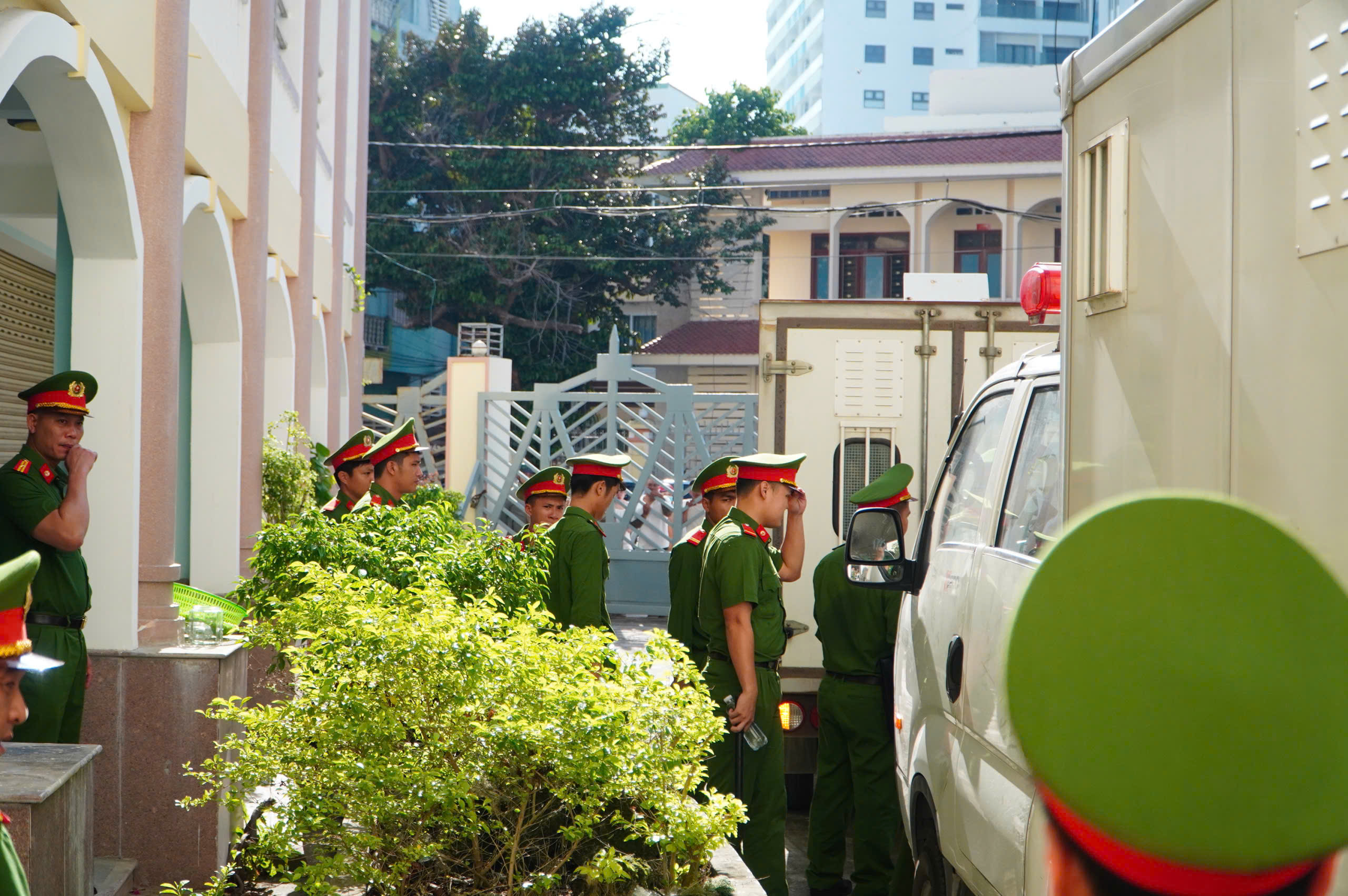 Thắt chặt an ninh tại phiên tòa xét xử vụ cướp ngân hàng ở Gia Lai- Ảnh 2. Thắt chặt an ninh tại phiên tòa xét xử vụ cướp ngân hàng ở Gia Lai- Ảnh 2.