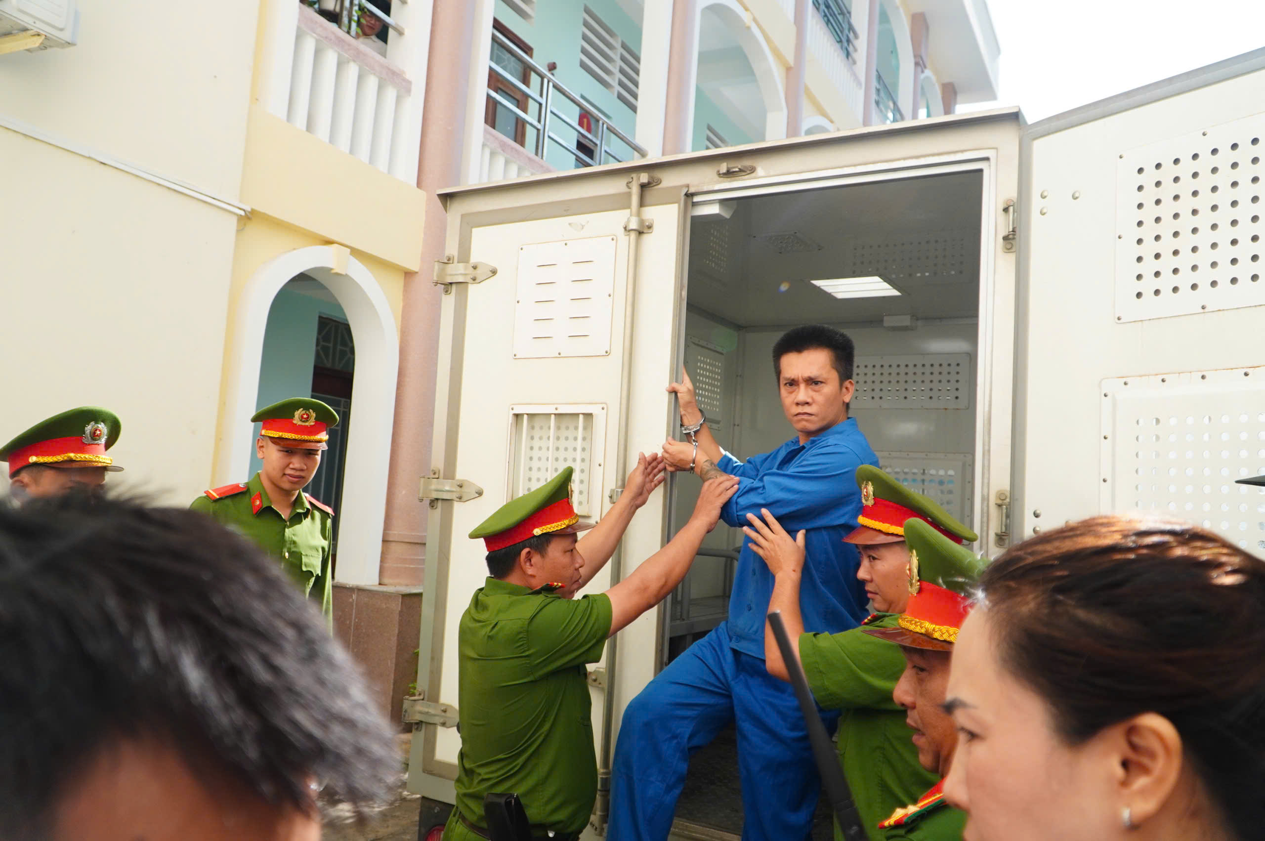Thắt chặt an ninh tại phiên tòa xét xử vụ cướp ngân hàng ở Gia Lai- Ảnh 3. Thắt chặt an ninh tại phiên tòa xét xử vụ cướp ngân hàng ở Gia Lai- Ảnh 3.