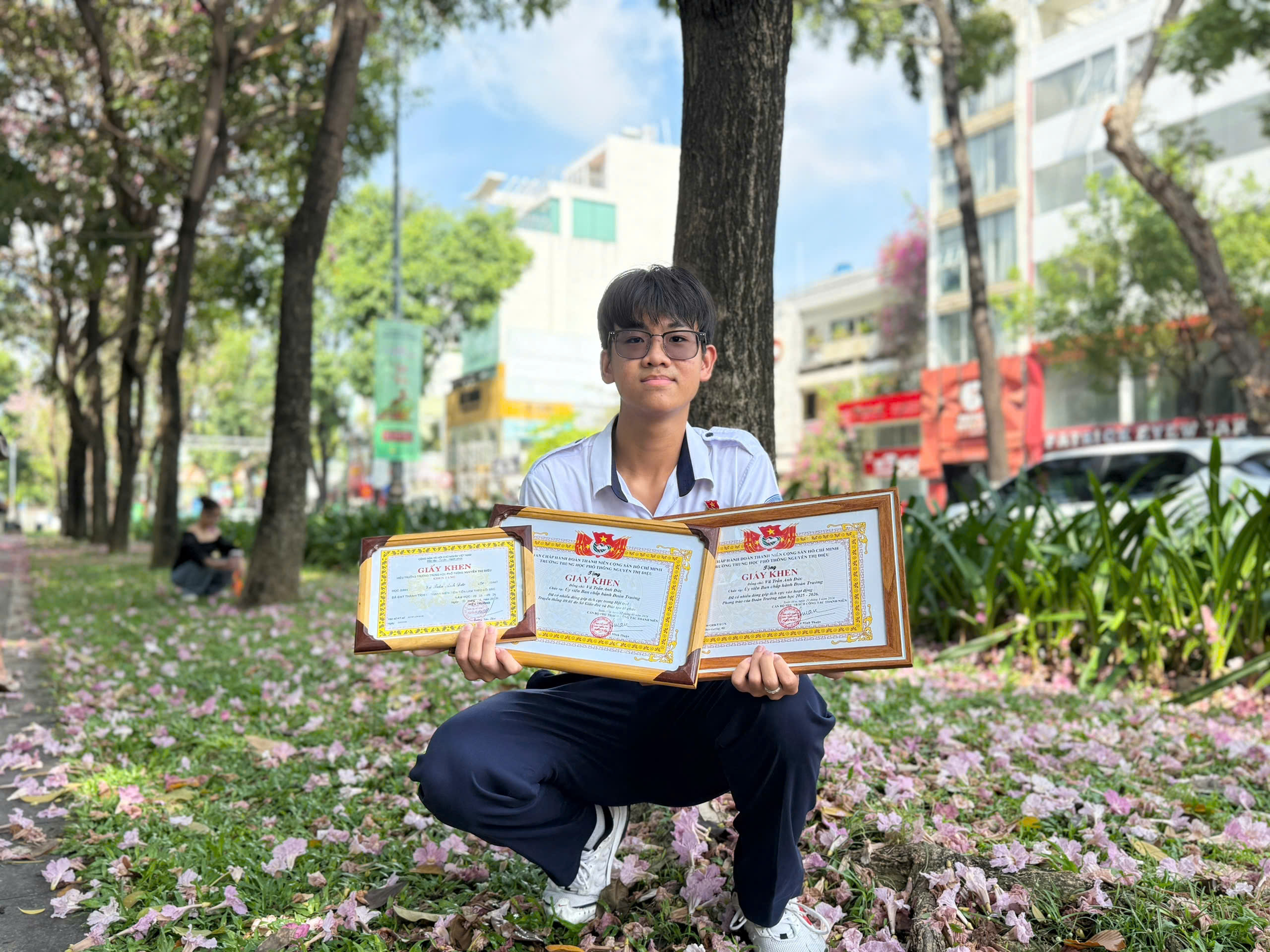 Tuyến đường hoa kèn hồng rực rỡ, người trẻ mê mệt tìm đến check-in - Ảnh 11.