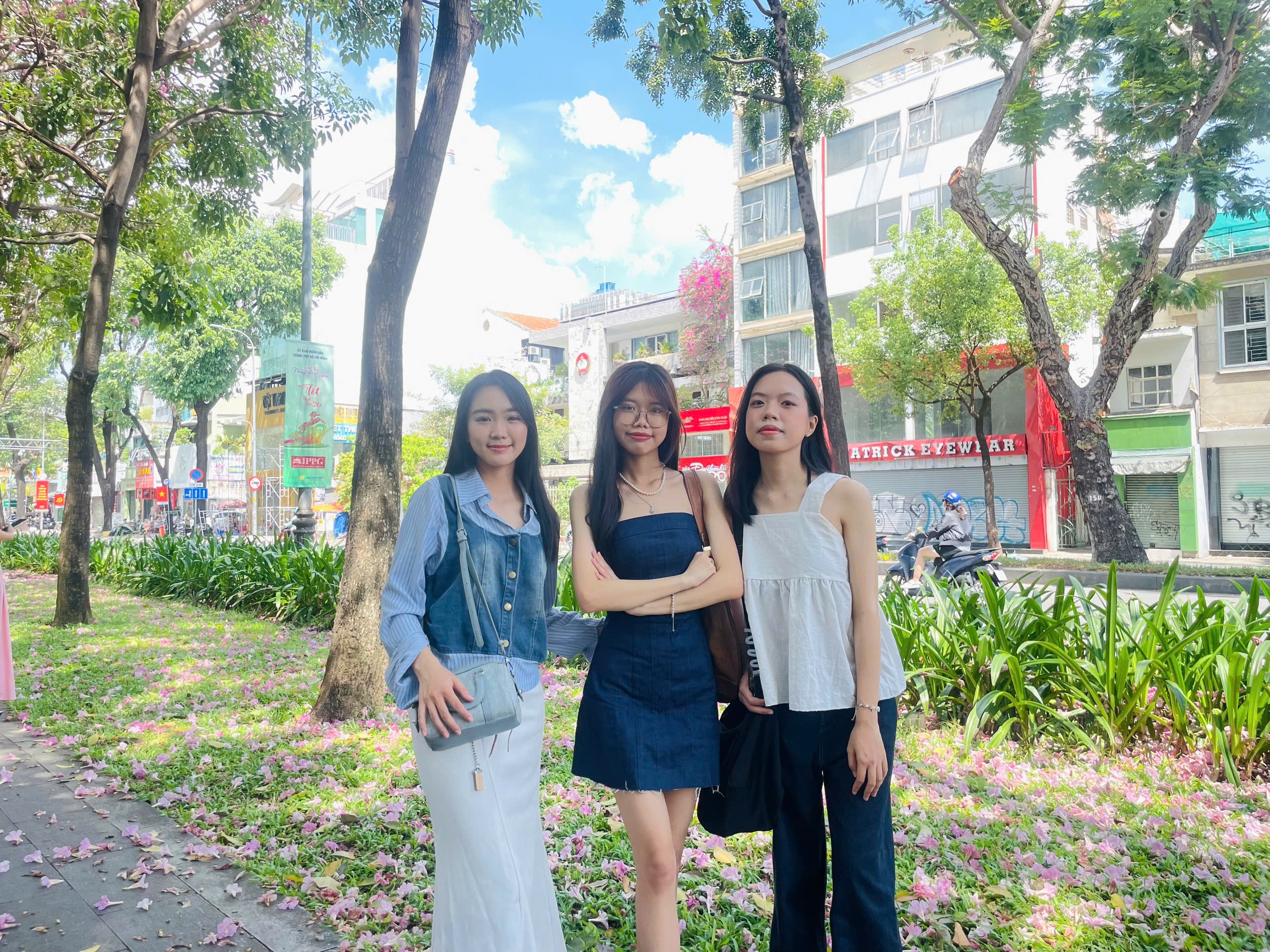 Tuyến đường hoa kèn hồng rực rỡ, người trẻ mê mệt tìm đến check-in - Ảnh 7.