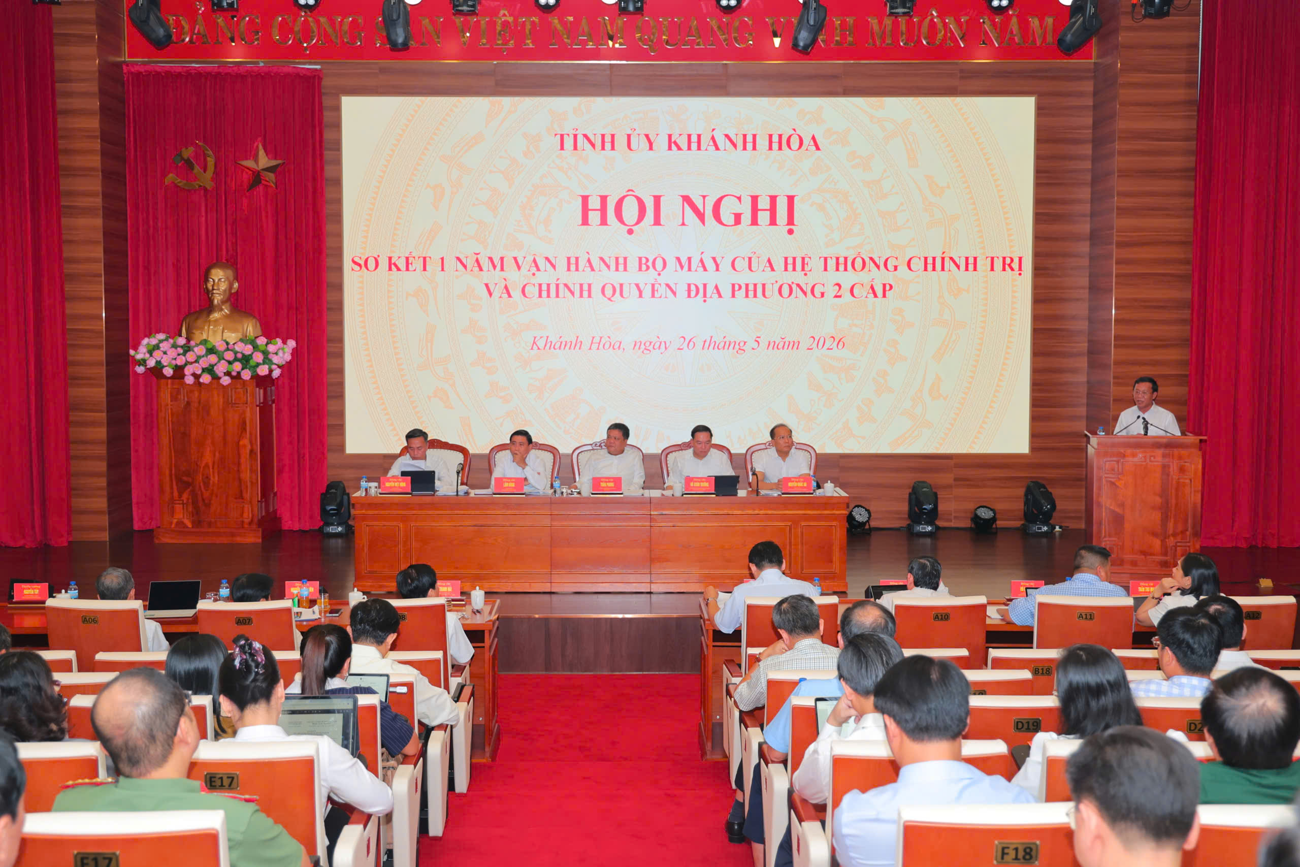 Khánh Hòa sơ kết 1 năm chính quyền 2 cấp, nhìn thẳng vào điểm nghẽn - Ảnh 1.