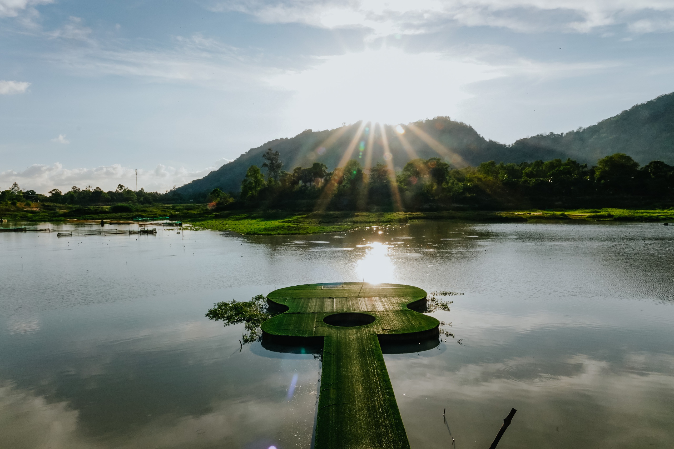 Về hồ Ô Thum ngắm non nước hữu tình, thưởng thức gà đốt lá chúc- Ảnh 1. Về hồ Ô Thum ngắm non nước hữu tình, thưởng thức gà đốt lá chúc- Ảnh 1.