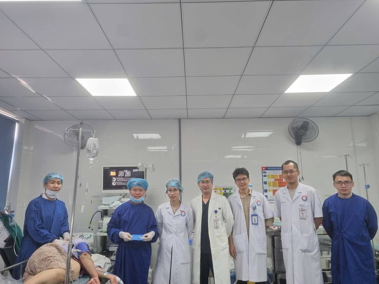 Người phụ nữ 74 tuổi bị đoạn xương dài hơn 3,5 cm sắc nhọn đâm xuyên thực quản- Ảnh 2. Người phụ nữ 74 tuổi bị đoạn xương dài hơn 3,5 cm sắc nhọn đâm xuyên thực quản- Ảnh 2.