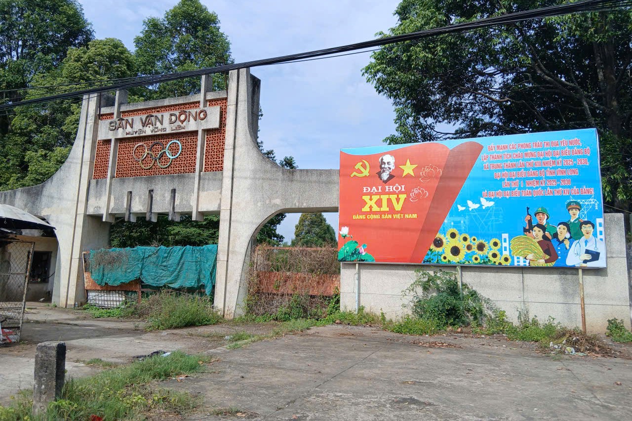 Thanh tra tỉnh Vĩnh Long chuyển hồ sơ sân vận động Vũng Liêm cho công an- Ảnh 1.