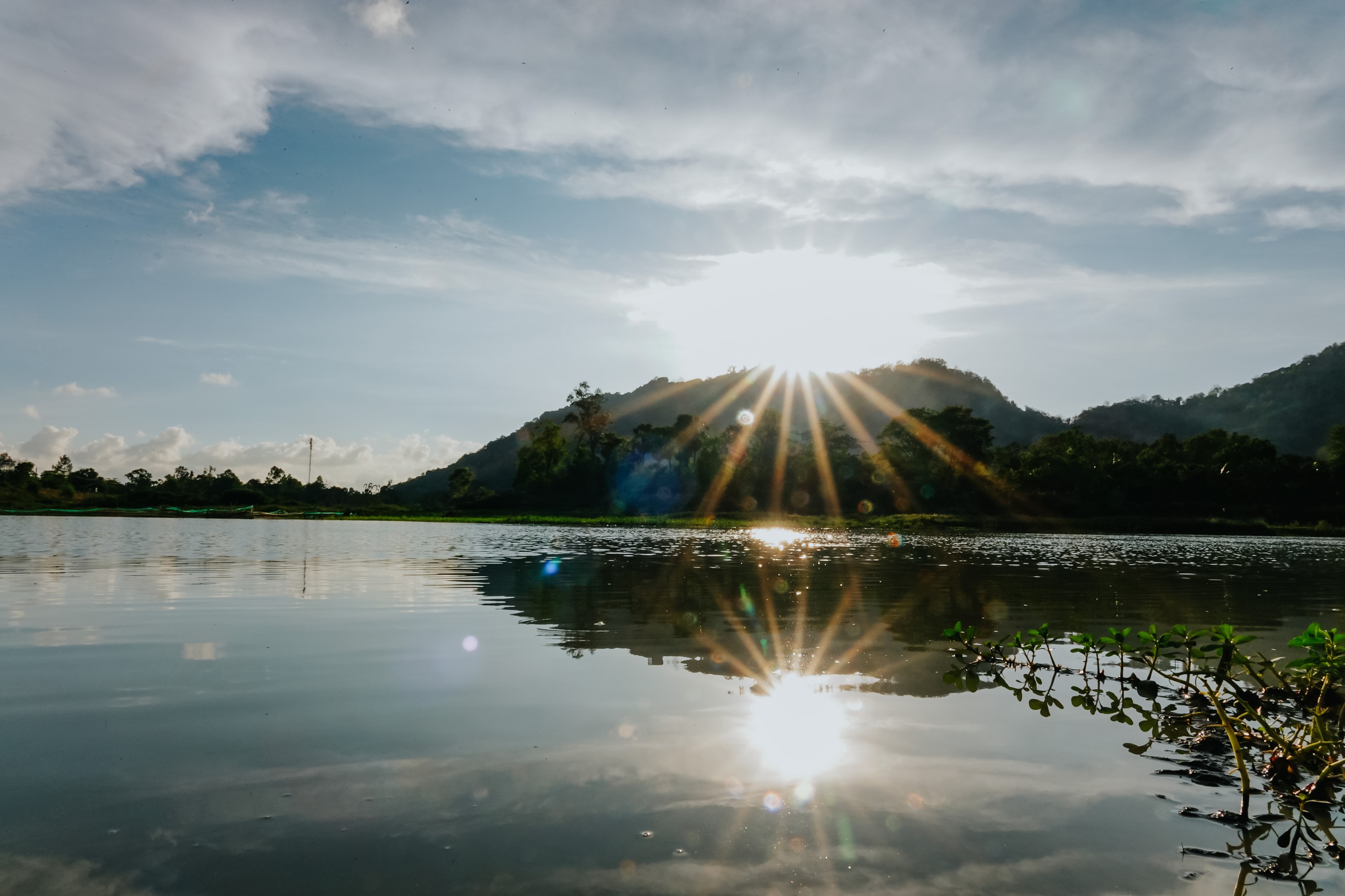 Về hồ Ô Thum ngắm non nước hữu tình, thưởng thức gà đốt lá chúc- Ảnh 2. Về hồ Ô Thum ngắm non nước hữu tình, thưởng thức gà đốt lá chúc- Ảnh 2.