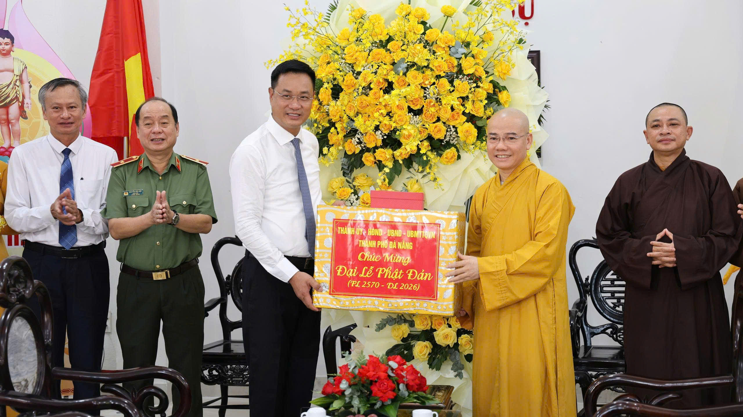 Lãnh đạo Đà Nẵng thăm Giáo hội Phật giáo, lan tỏa tinh thần từ bi mùa Phật đản- Ảnh 4.
