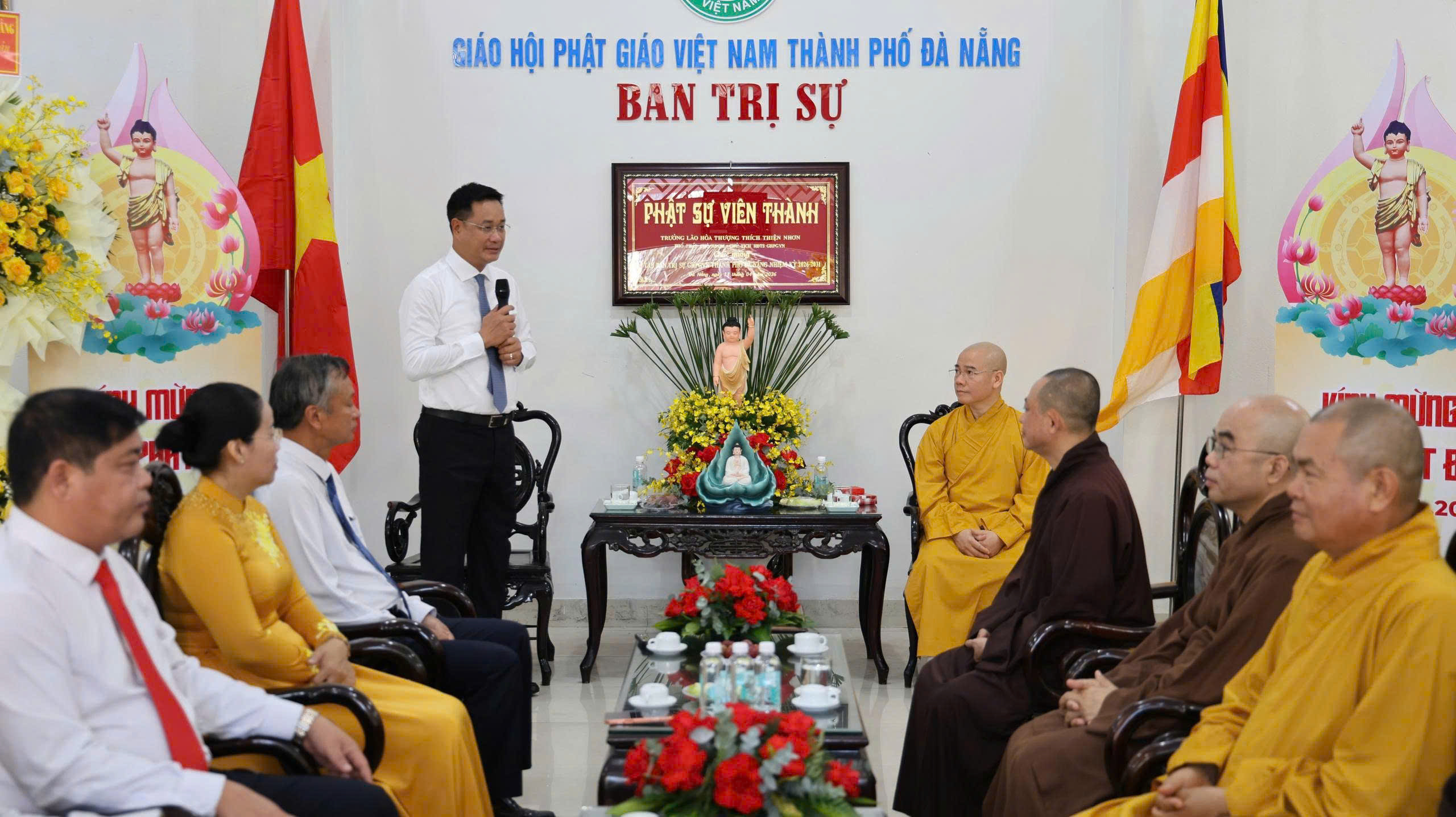 Lãnh đạo Đà Nẵng thăm Giáo hội Phật giáo, lan tỏa tinh thần từ bi mùa Phật đản- Ảnh 5.