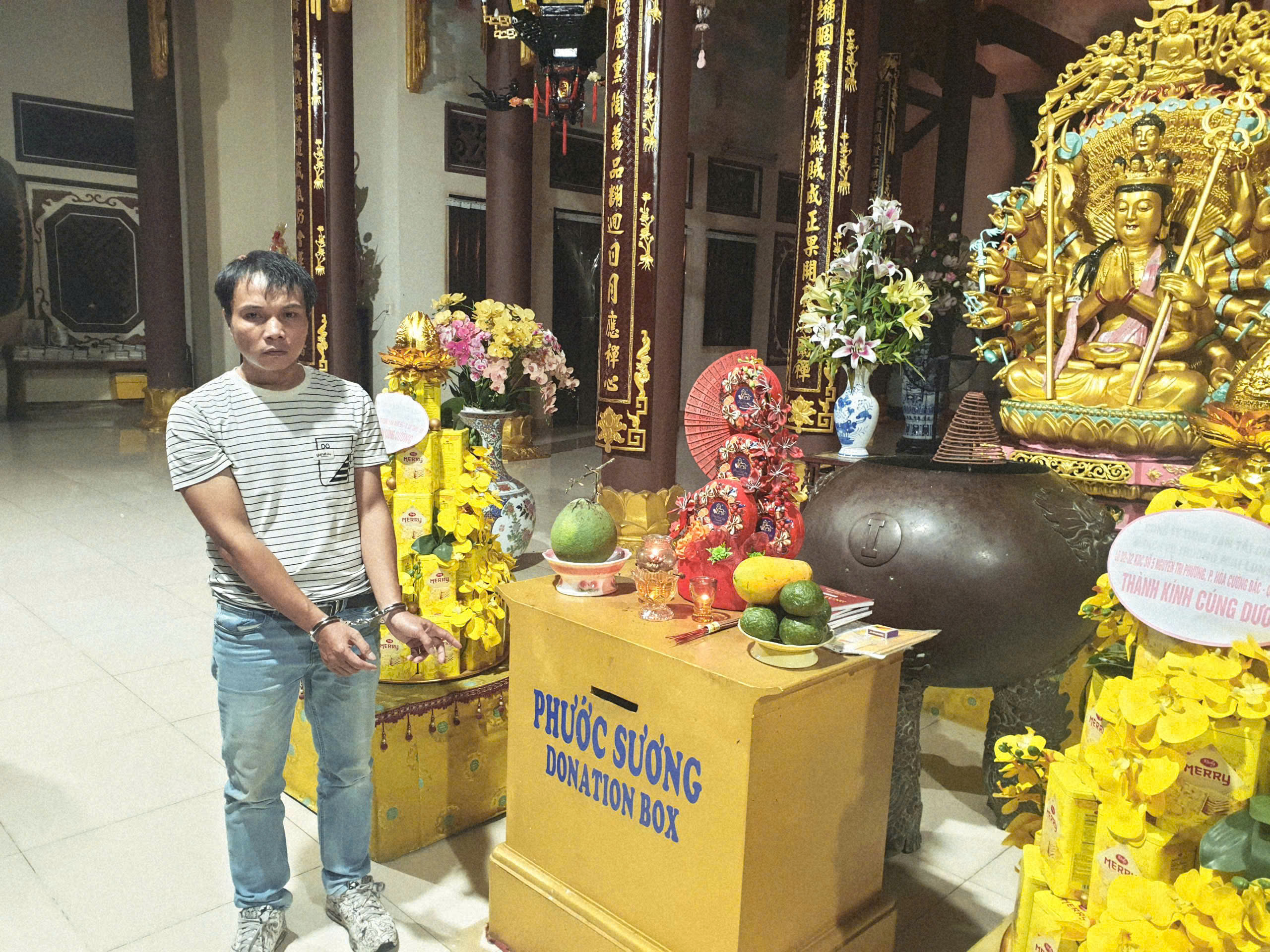 Đà Nẵng: Bắt nóng nghi phạm leo tường rào, đột nhập chùa trộm tiền công đức- Ảnh 2. Đà Nẵng: Bắt nóng nghi phạm leo tường rào, đột nhập chùa trộm tiền công đức- Ảnh 2.