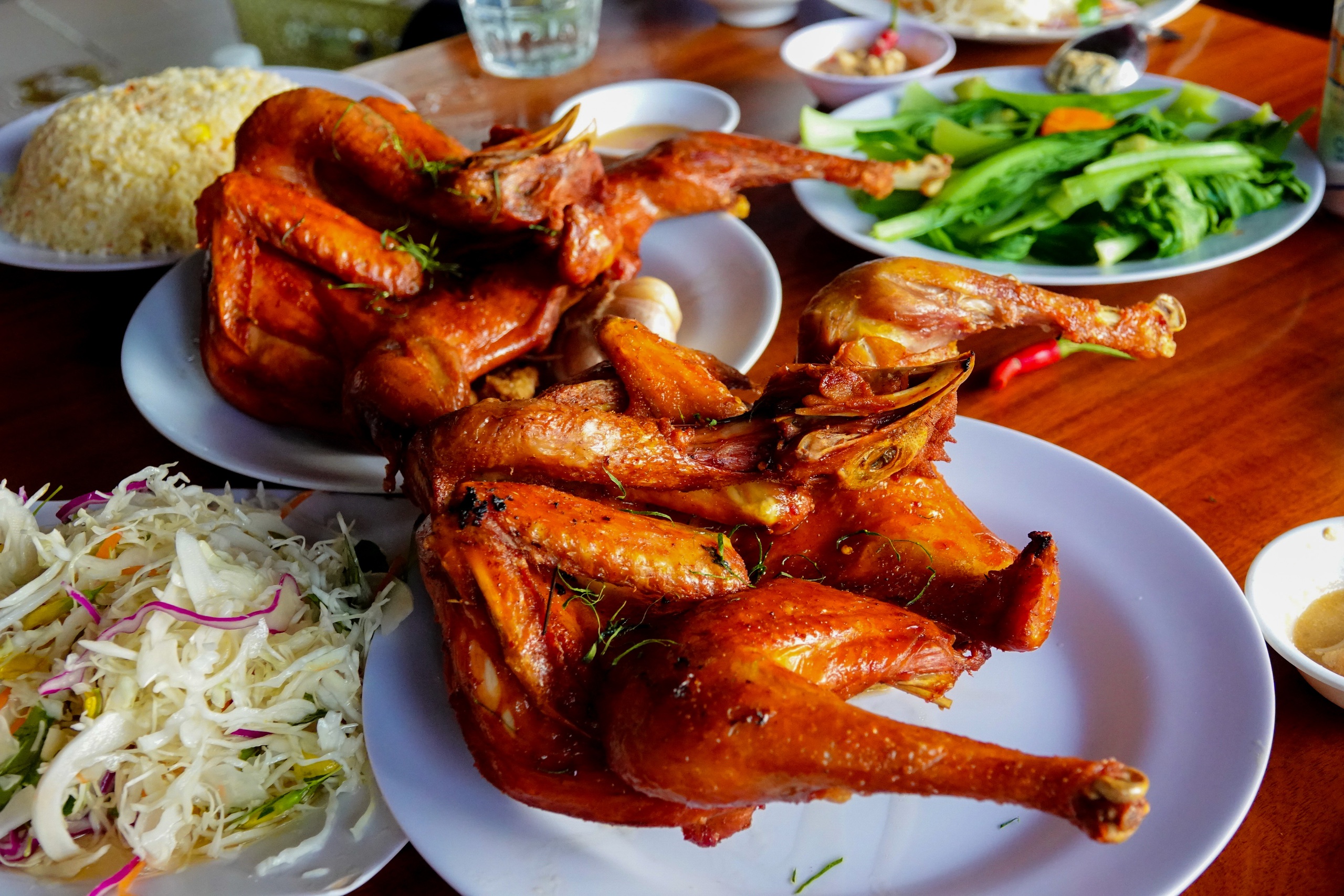 Về hồ Ô Thum ngắm non nước hữu tình, thưởng thức gà đốt lá chúc- Ảnh 7. Về hồ Ô Thum ngắm non nước hữu tình, thưởng thức gà đốt lá chúc- Ảnh 7.