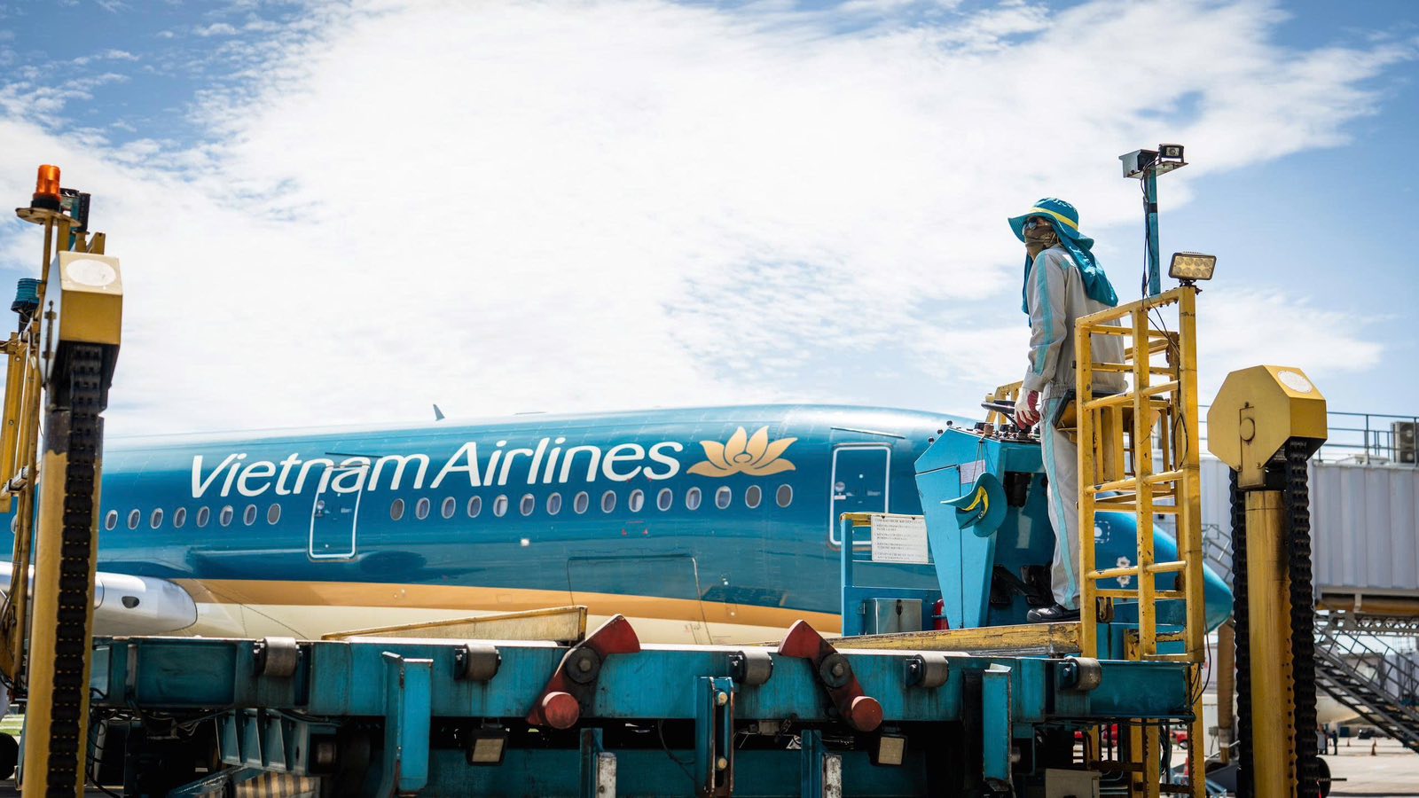 Muôn kiểu chống nóng khi 'chảo lửa' sân bay gần chạm mốc 80 độ C- Ảnh 2.