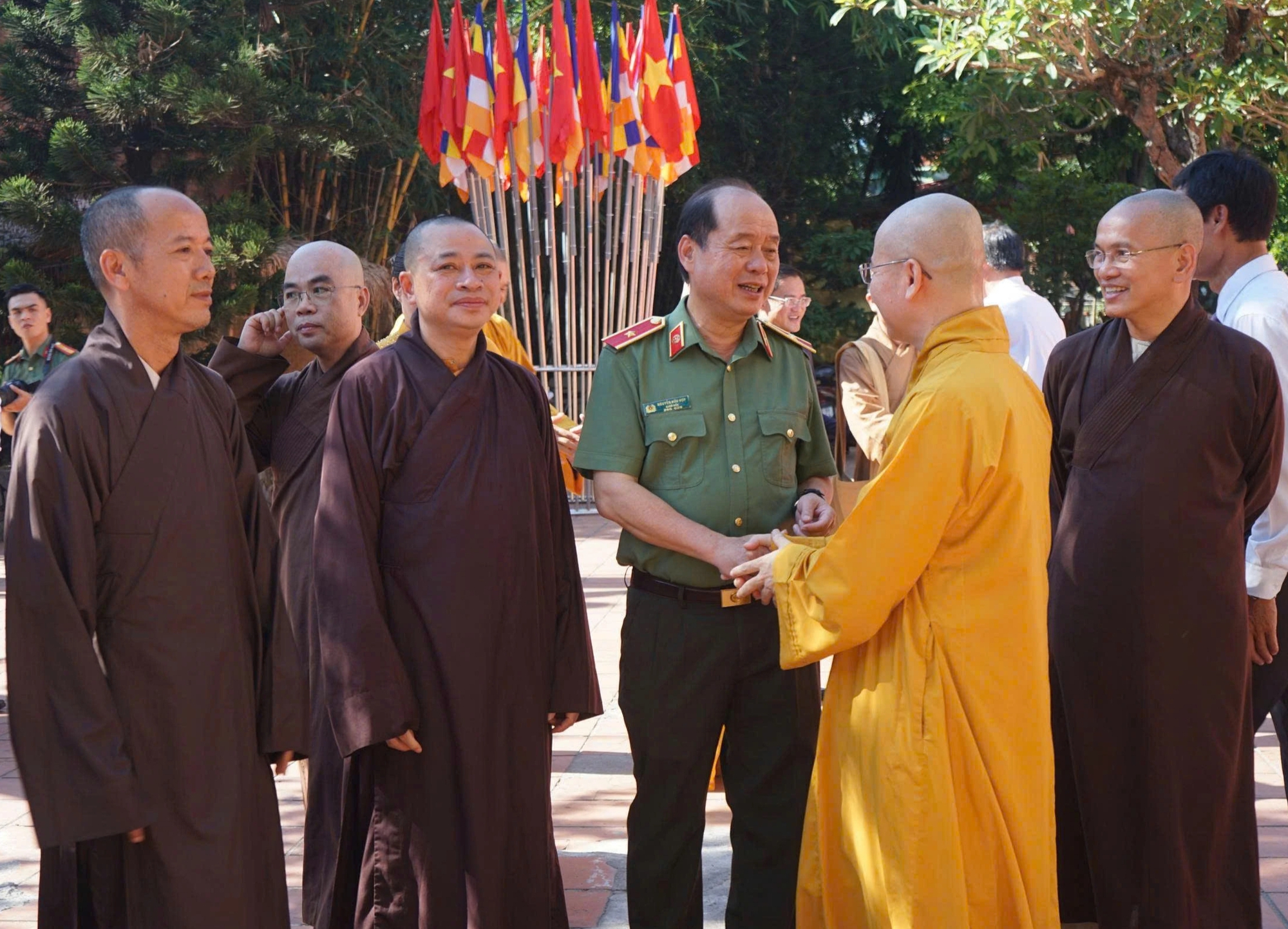 Lãnh đạo Đà Nẵng thăm Giáo hội Phật giáo, lan tỏa tinh thần từ bi mùa Phật đản- Ảnh 6.