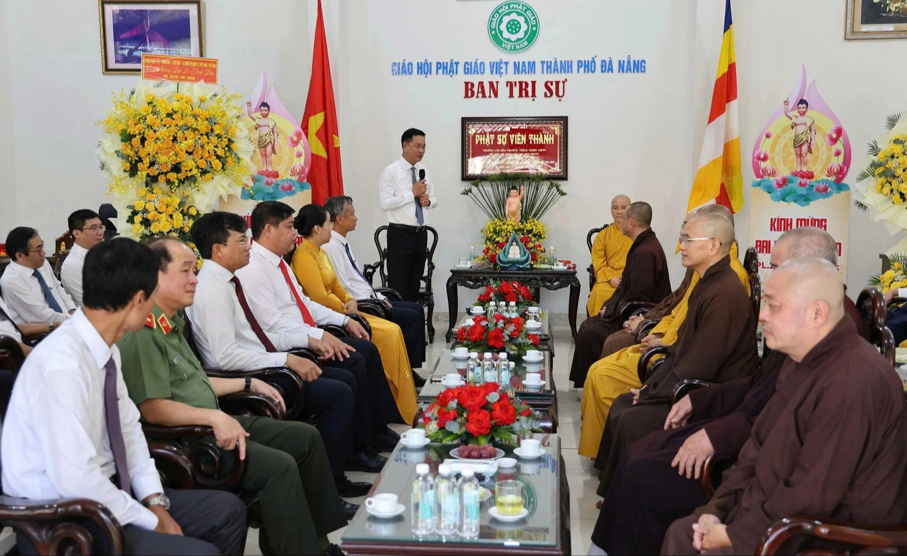 Lãnh đạo Đà Nẵng thăm Giáo hội Phật giáo, lan tỏa tinh thần từ bi mùa Phật đản- Ảnh 1.