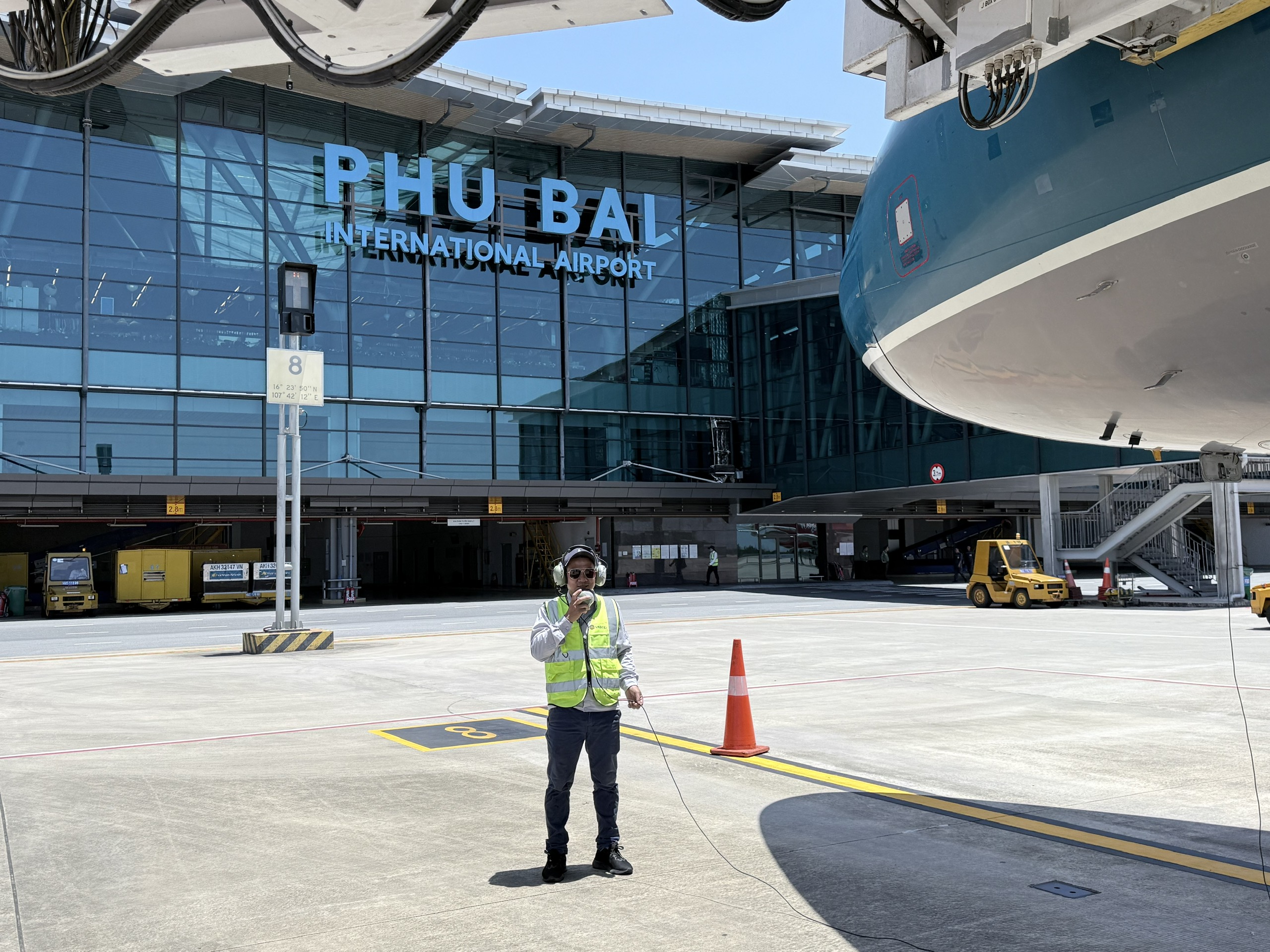 Muôn kiểu chống nóng khi 'chảo lửa' sân bay gần chạm mốc 80 độ C- Ảnh 4.