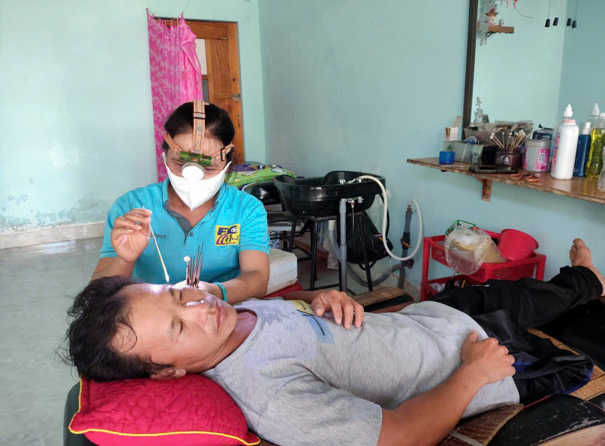 'Khả còi' theo nghề đá bóng, giấc mơ ngôi sao từ làng biển Tam Xuân- Ảnh 7. 'Khả còi' theo nghề đá bóng, giấc mơ ngôi sao từ làng biển Tam Xuân- Ảnh 7.