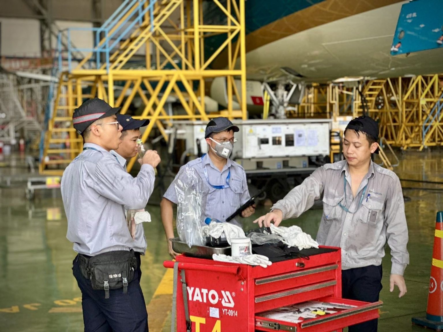 Muôn kiểu chống nóng khi 'chảo lửa' sân bay gần chạm mốc 80 độ C- Ảnh 9.