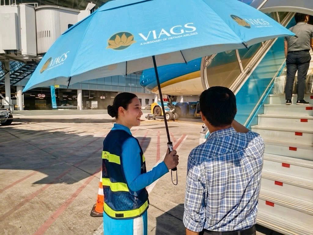 Muôn kiểu chống nóng khi 'chảo lửa' sân bay gần chạm mốc 80 độ C- Ảnh 8.