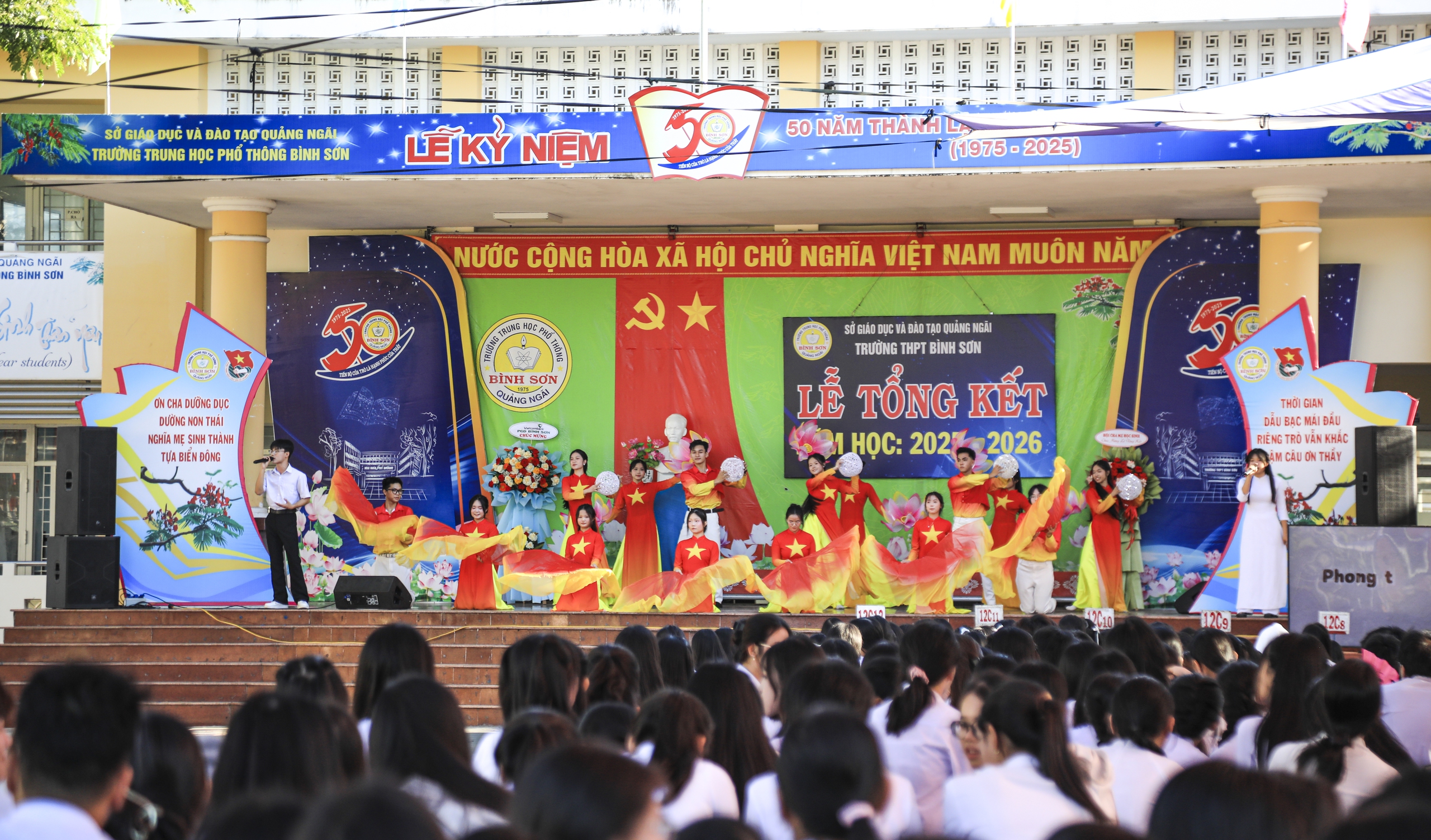 Trao học bổng Nguyễn Thái Bình: Tiếp sức học sinh khó khăn theo đuổi ước mơ- Ảnh 1. Trao học bổng Nguyễn Thái Bình: Tiếp sức học sinh khó khăn theo đuổi ước mơ- Ảnh 1.