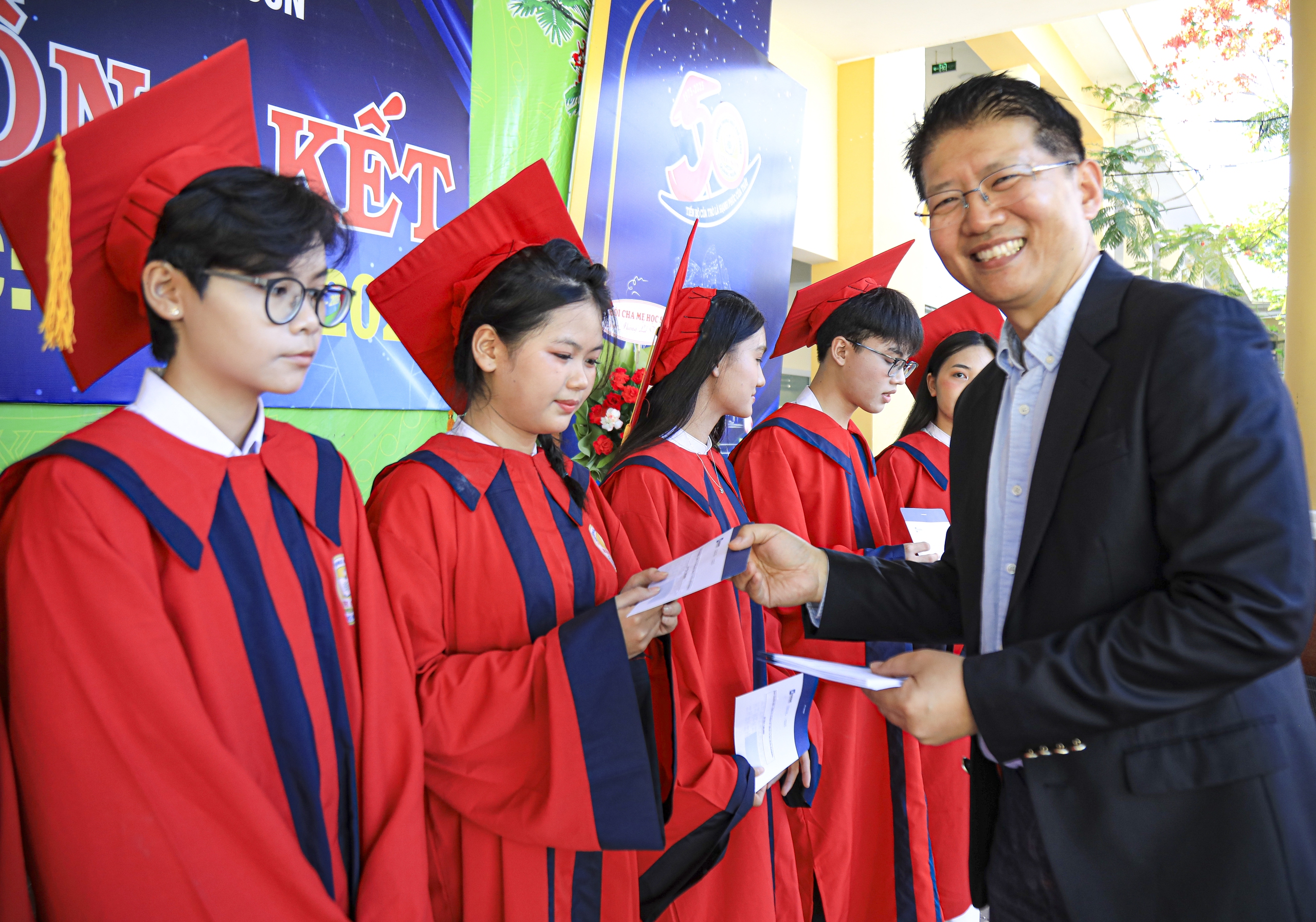 Trao học bổng Nguyễn Thái Bình: Tiếp sức học sinh khó khăn theo đuổi ước mơ- Ảnh 7. Trao học bổng Nguyễn Thái Bình: Tiếp sức học sinh khó khăn theo đuổi ước mơ- Ảnh 7.