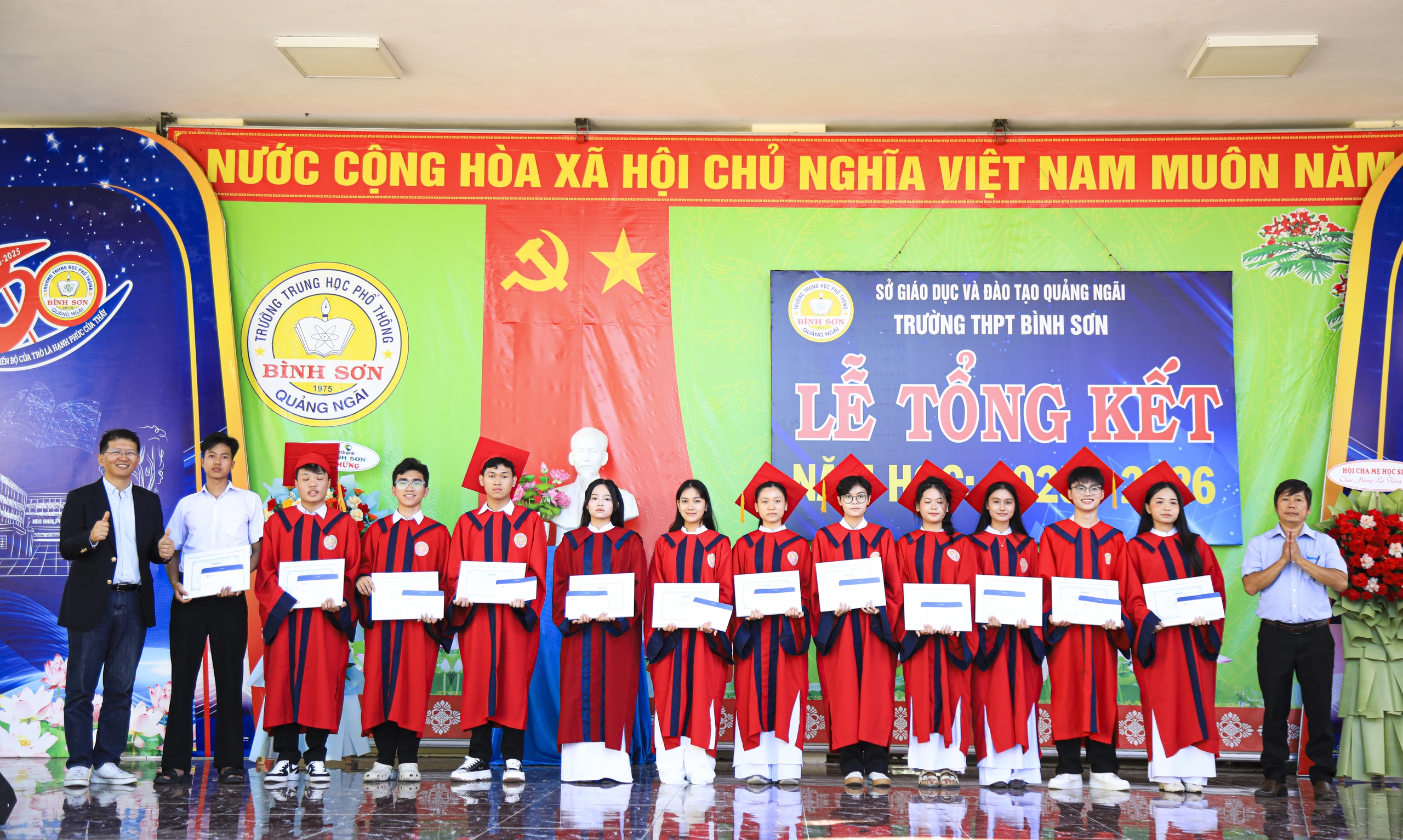 Trao học bổng Nguyễn Thái Bình: Tiếp sức học sinh khó khăn theo đuổi ước mơ- Ảnh 4. Trao học bổng Nguyễn Thái Bình: Tiếp sức học sinh khó khăn theo đuổi ước mơ- Ảnh 4.