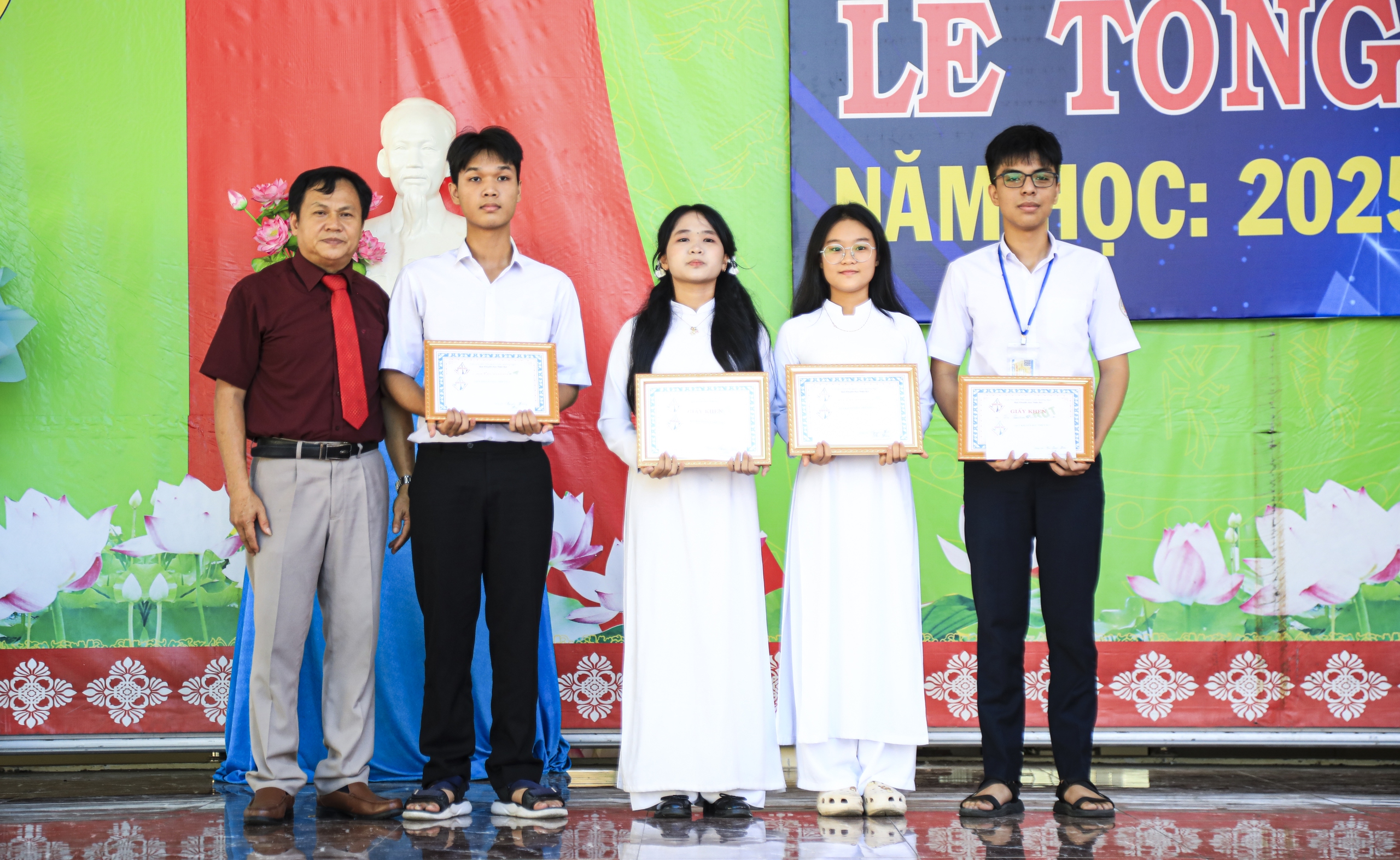 Trao học bổng Nguyễn Thái Bình: Tiếp sức học sinh khó khăn theo đuổi ước mơ- Ảnh 5. Trao học bổng Nguyễn Thái Bình: Tiếp sức học sinh khó khăn theo đuổi ước mơ- Ảnh 5.