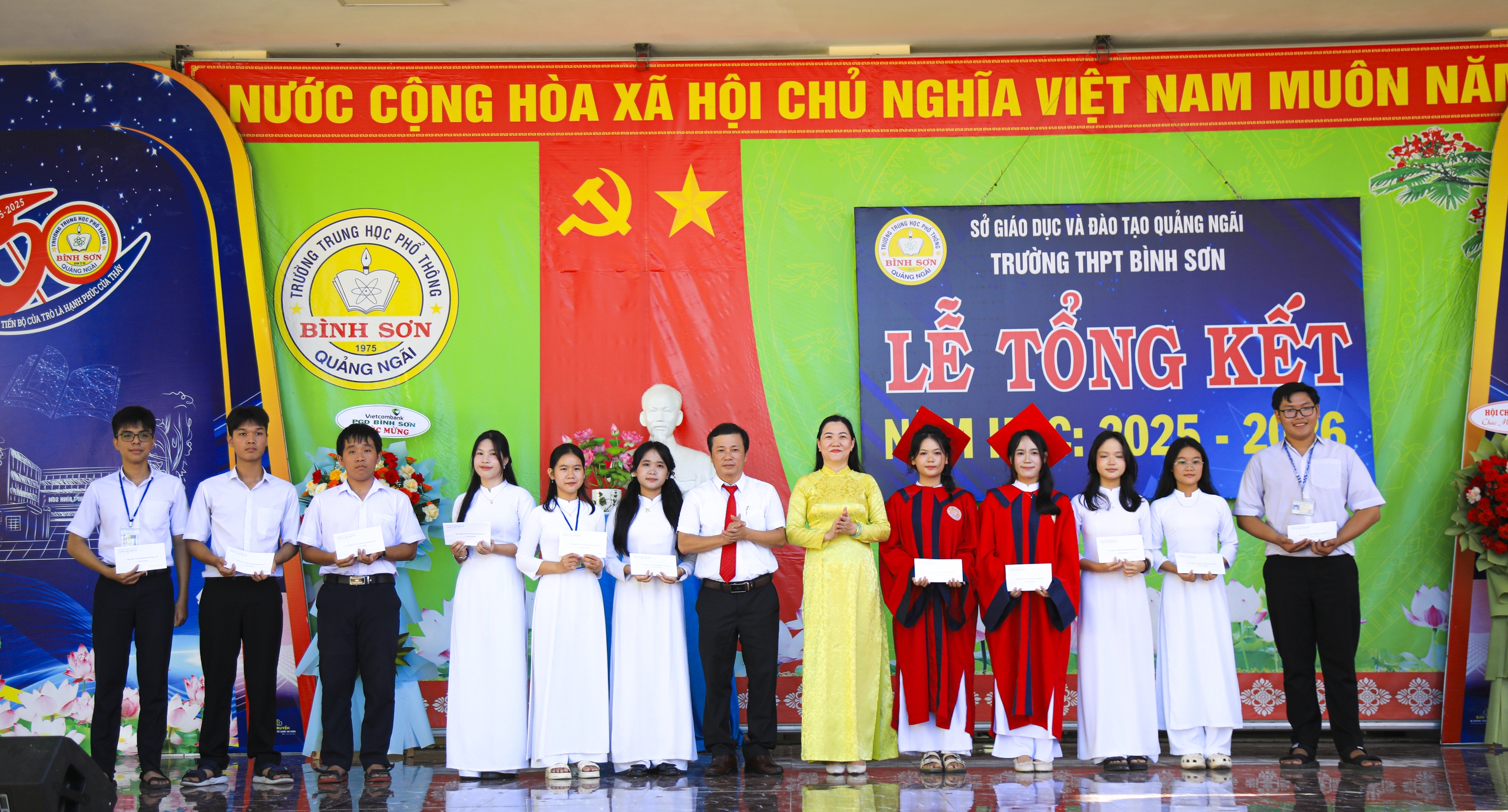 Trao học bổng Nguyễn Thái Bình: Tiếp sức học sinh khó khăn theo đuổi ước mơ- Ảnh 6. Trao học bổng Nguyễn Thái Bình: Tiếp sức học sinh khó khăn theo đuổi ước mơ- Ảnh 6.