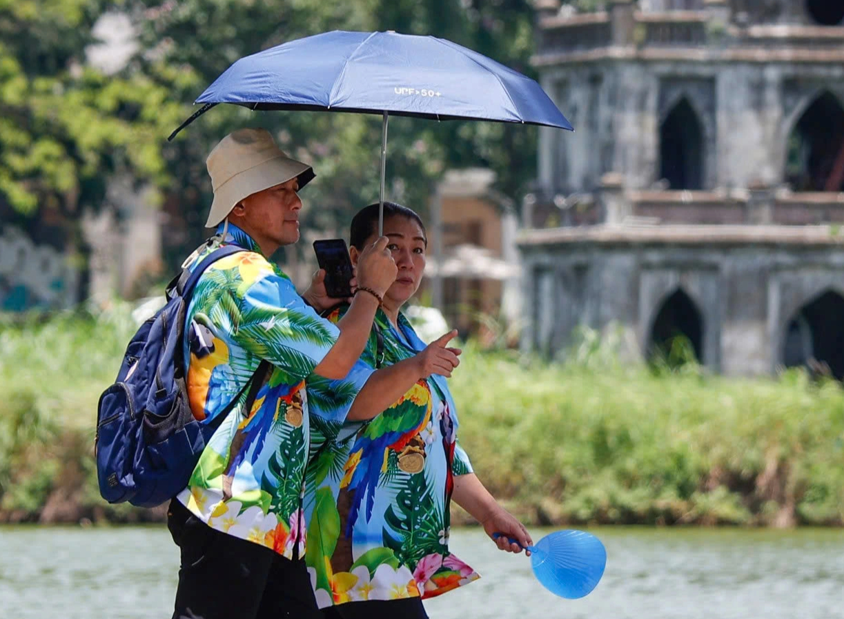 Dự báo mưa lớn sau chuỗi ngày nắng nóng thiêu đốt- Ảnh 1.