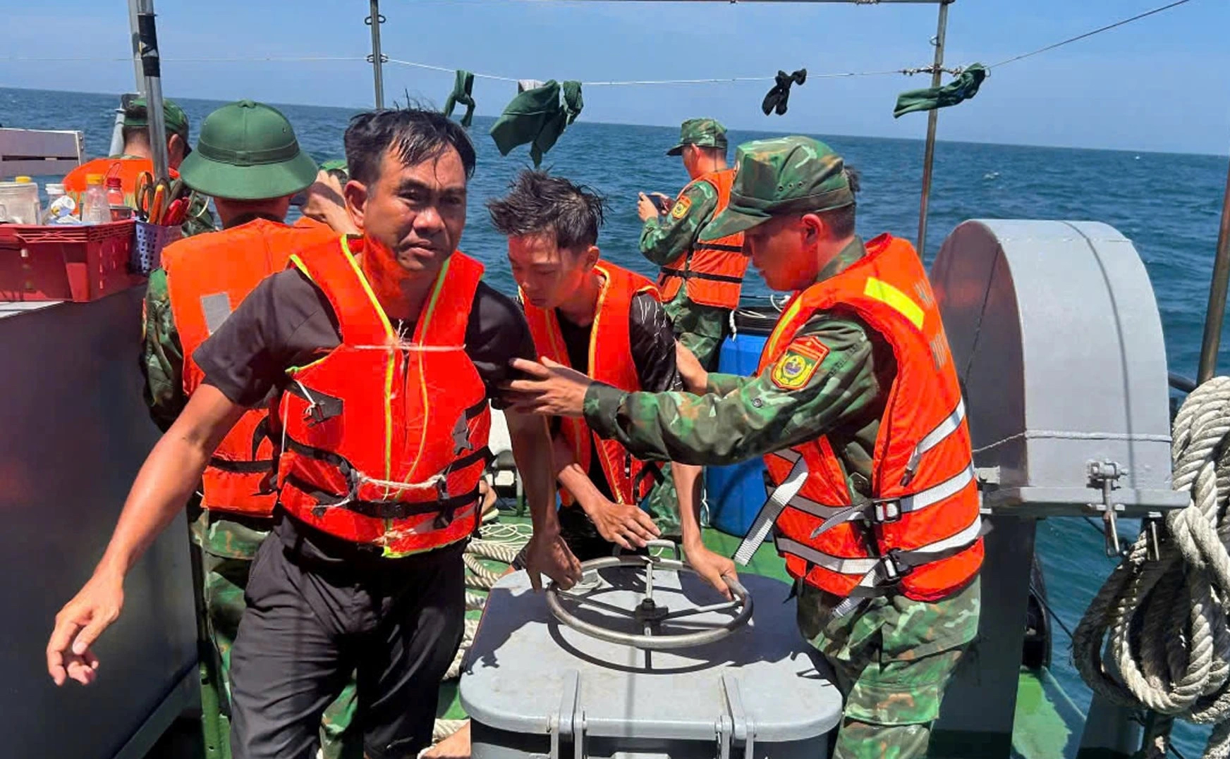 Cứu sống 11 người trên tàu chìm ở Hải Phòng- Ảnh 1. Cứu sống 11 người trên tàu chìm ở Hải Phòng- Ảnh 1.