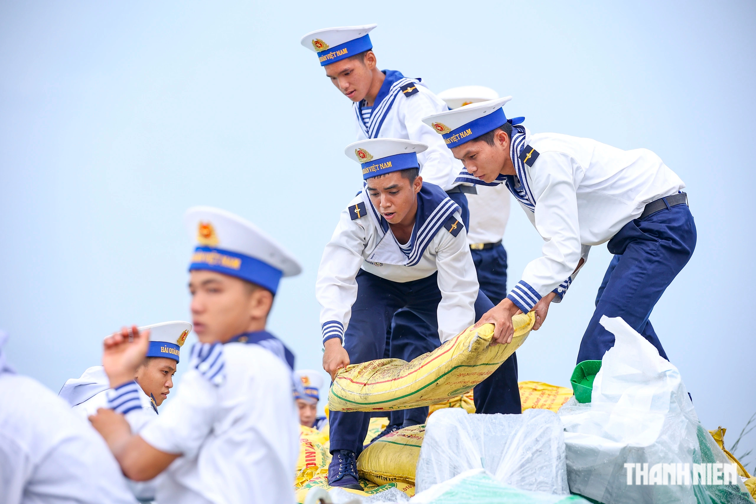 Gói trọn ân tình gửi Trường Sa- Ảnh 2. Gói trọn ân tình gửi Trường Sa- Ảnh 2.