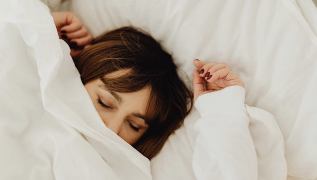 Bí mật tâm lý của người ngủ nhanh - Ảnh 1.