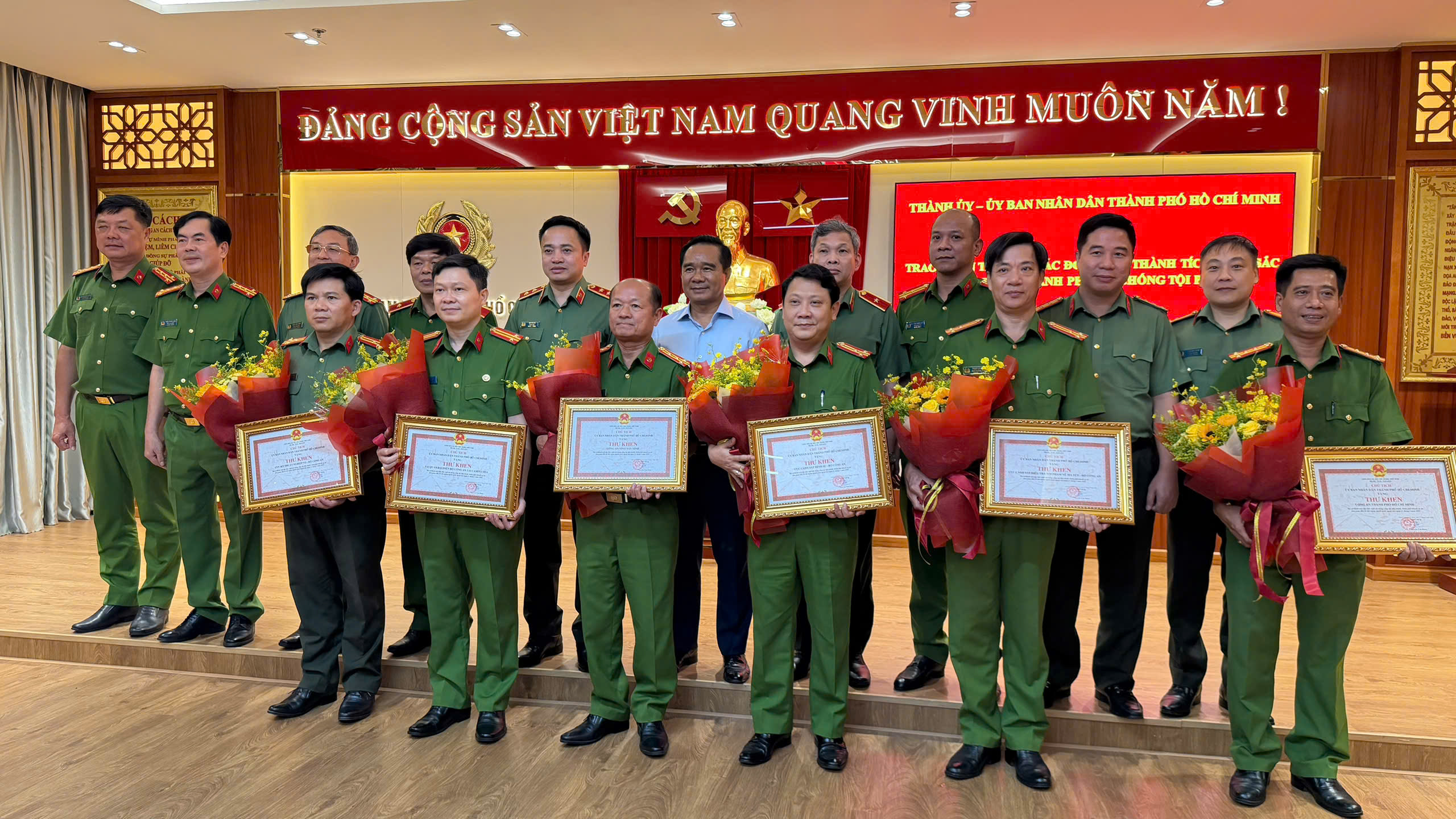 Khen thưởng nóng các tập thể phá án thành công vụ nổ súng ở Bến Thành- Ảnh 1. Khen thưởng 'nóng' 6 tập thể phá án thành công vụ nổ súng ở Bến Thành - Ảnh 1.