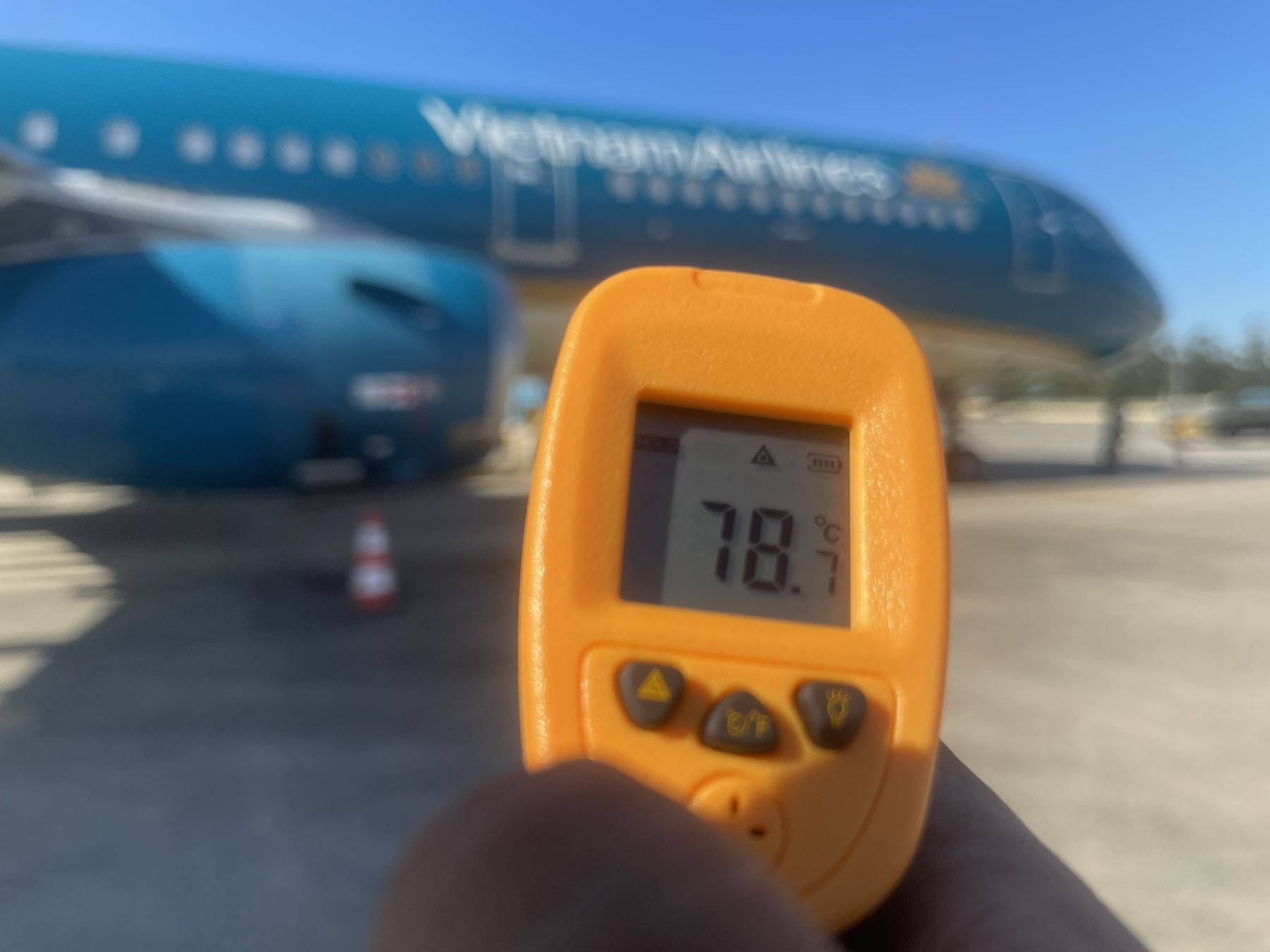 Muôn kiểu chống nóng khi 'chảo lửa' sân bay gần chạm mốc 80 độ C- Ảnh 10.