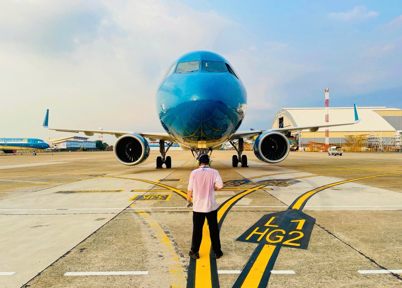 Muôn kiểu chống nóng khi 'chảo lửa' sân bay gần chạm mốc 80 độ C- Ảnh 1.
