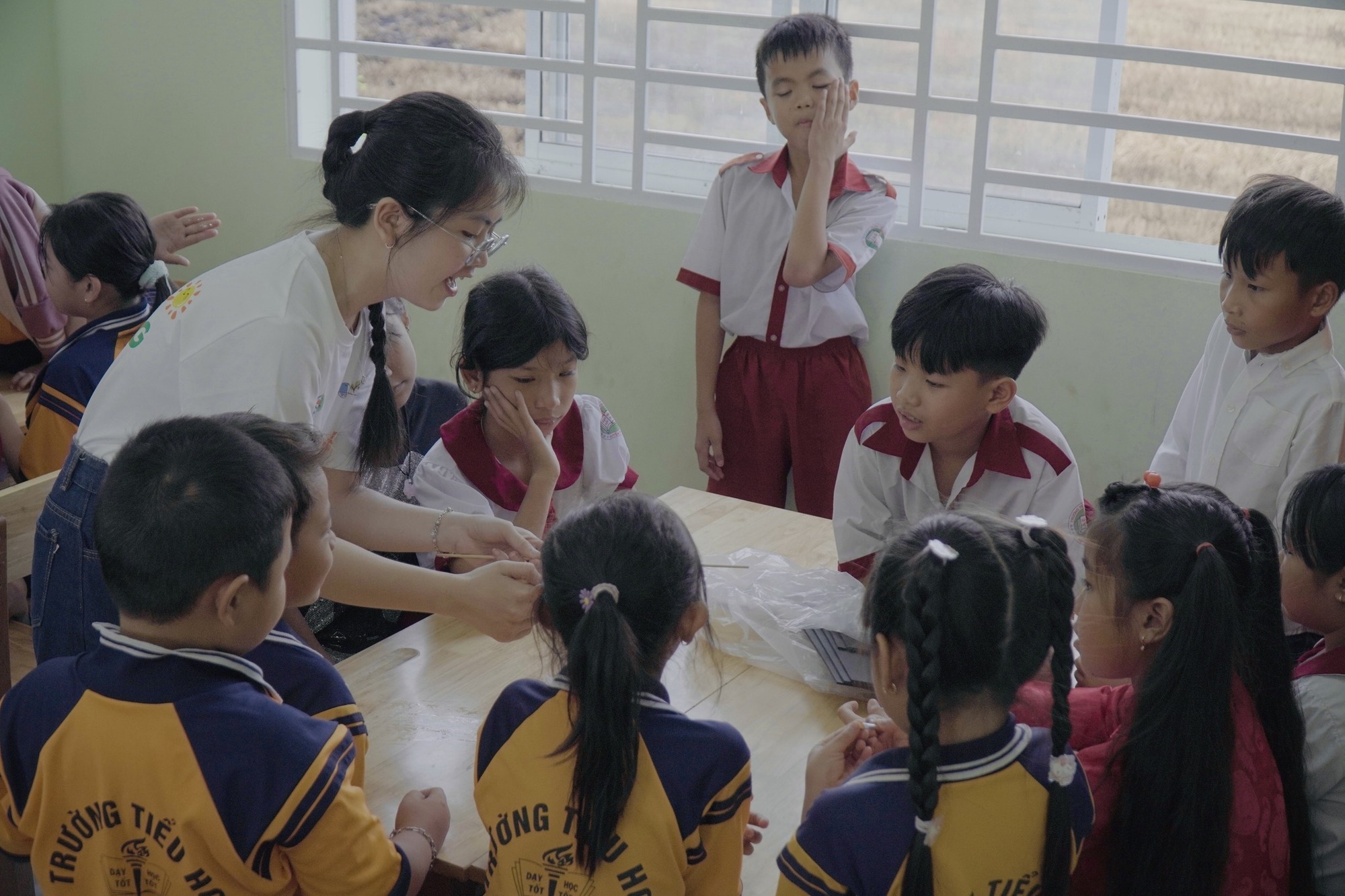 Những người trẻ đi gieo hy vọng cho học sinh ngh&egrave;o - Ảnh 1.