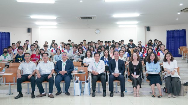 Chuyển mình chuỗi giá trị ngành dược: Từ công nghệ đến nguồn nhân lực chất lượng cao - Ảnh 2.