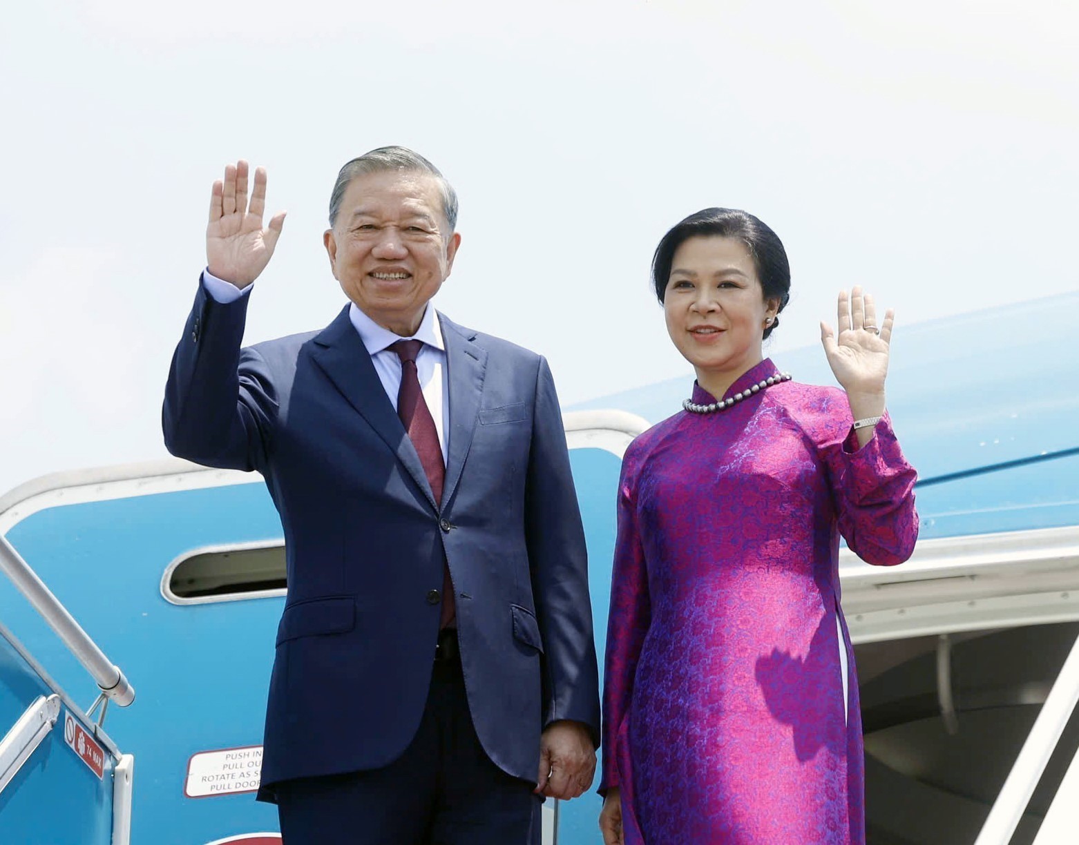 Tổng Bí thư, Chủ tịch nước Tô Lâm và phu nhân lên đường thăm Thái Lan- Ảnh 1. Tổng Bí thư, Chủ tịch nước Tô Lâm và phu nhân lên đường thăm Thái Lan- Ảnh 1.