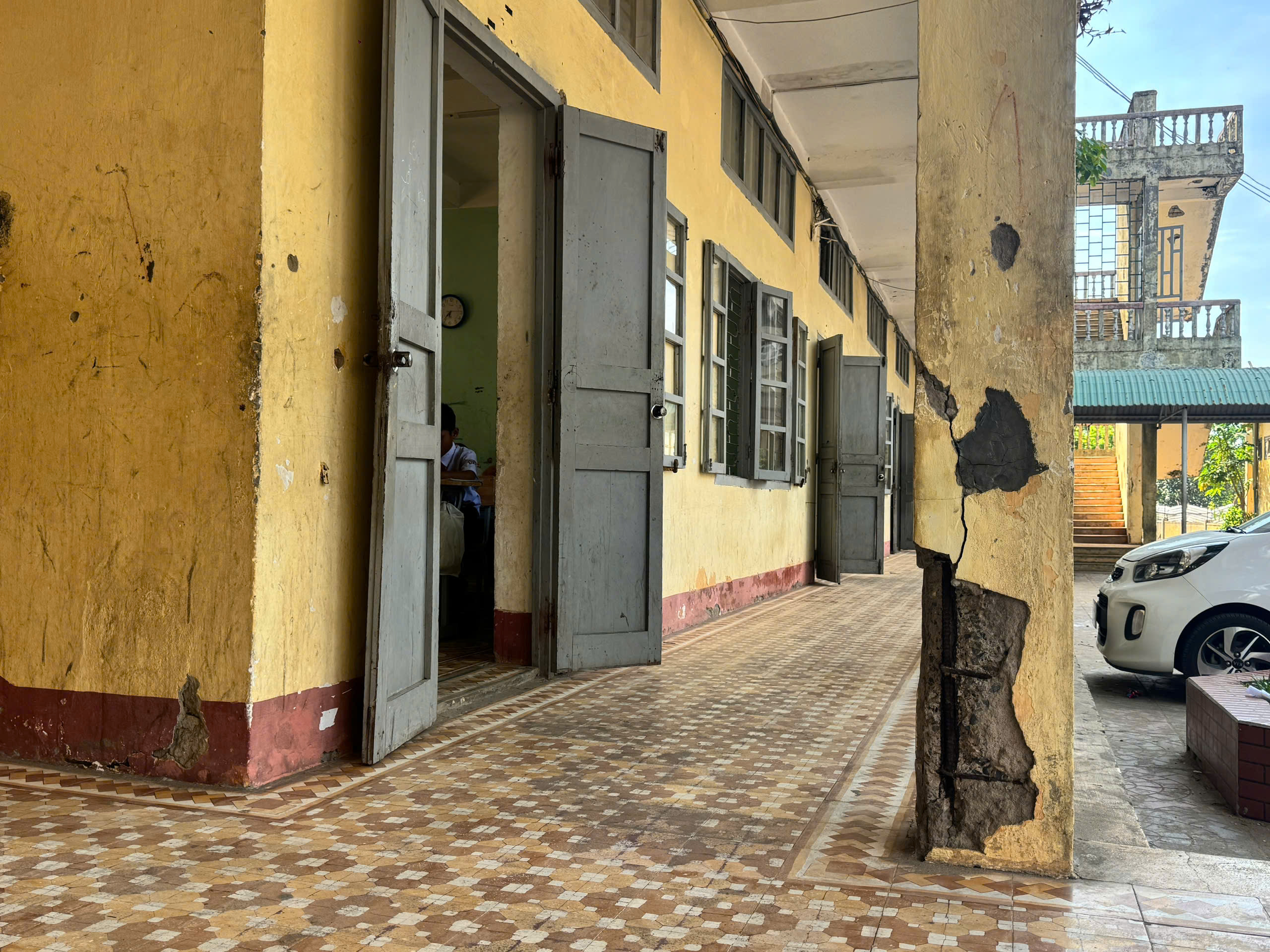 Trường nội trú Quảng Trị xuống cấp nghiêm trọng, lan can gãy, bê tông rơi từ trần nhà- Ảnh 6. Trường nội trú Quảng Trị xuống cấp nghiêm trọng, lan can gãy, bê tông rơi từ trần nhà- Ảnh 6.