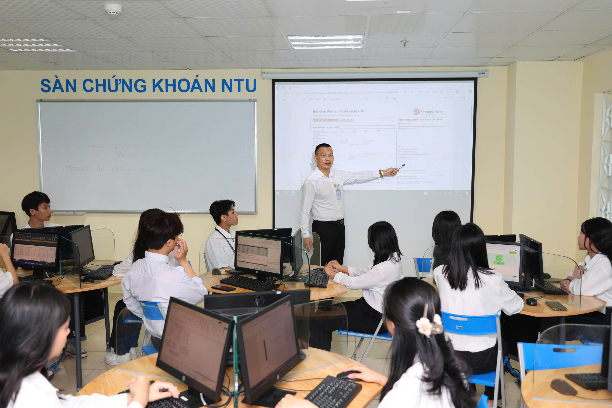 Trường ĐH Nha Trang kỷ niệm 50 năm tại Khánh Hòa với chuỗi sự kiện lớn - Ảnh 3.
