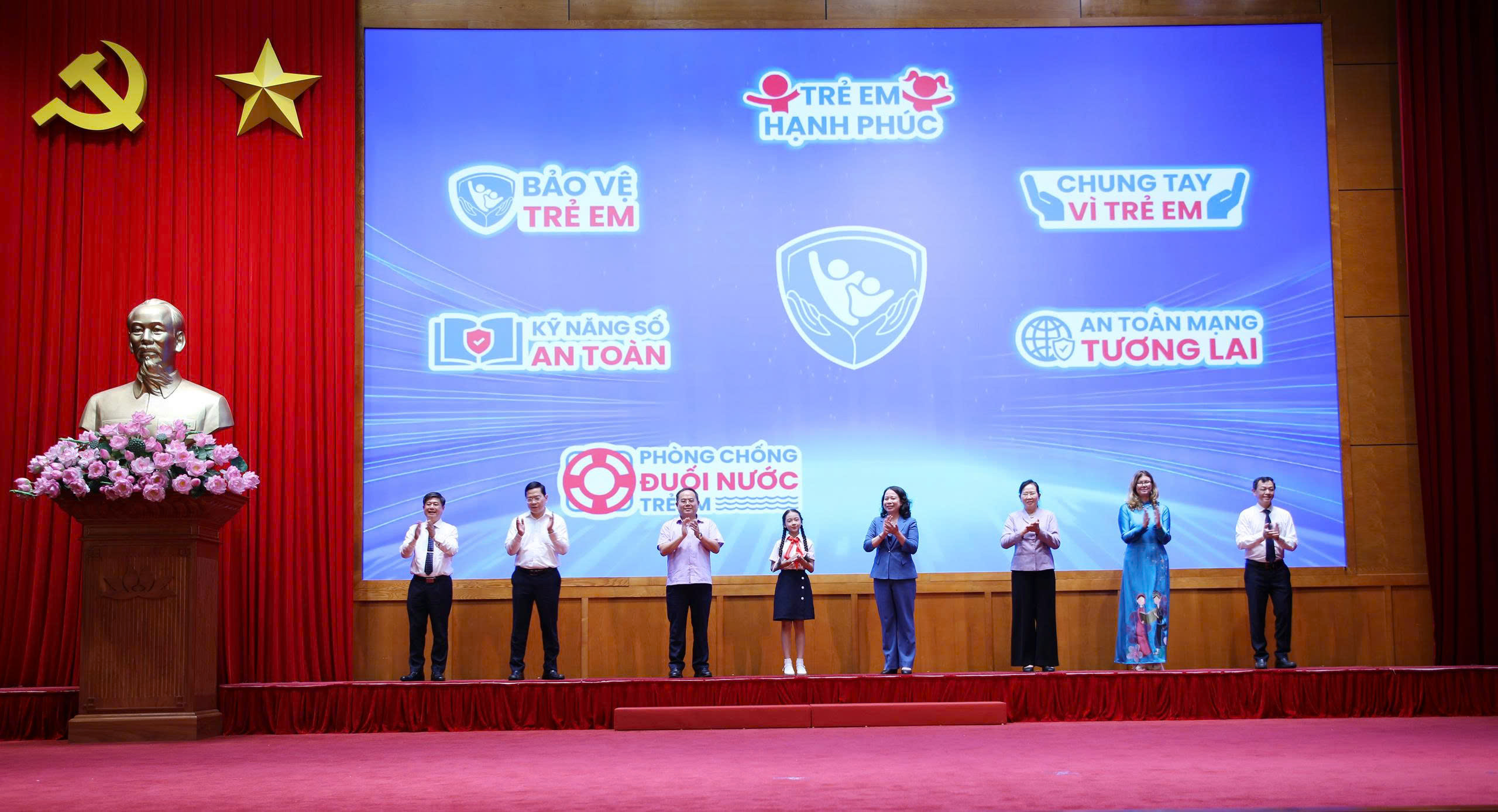 Không để 26 triệu trẻ em 'tự bơi' trong kỷ nguyên số- Ảnh 2. Không để 26 triệu trẻ em 'tự bơi' trong kỷ nguyên số- Ảnh 2.