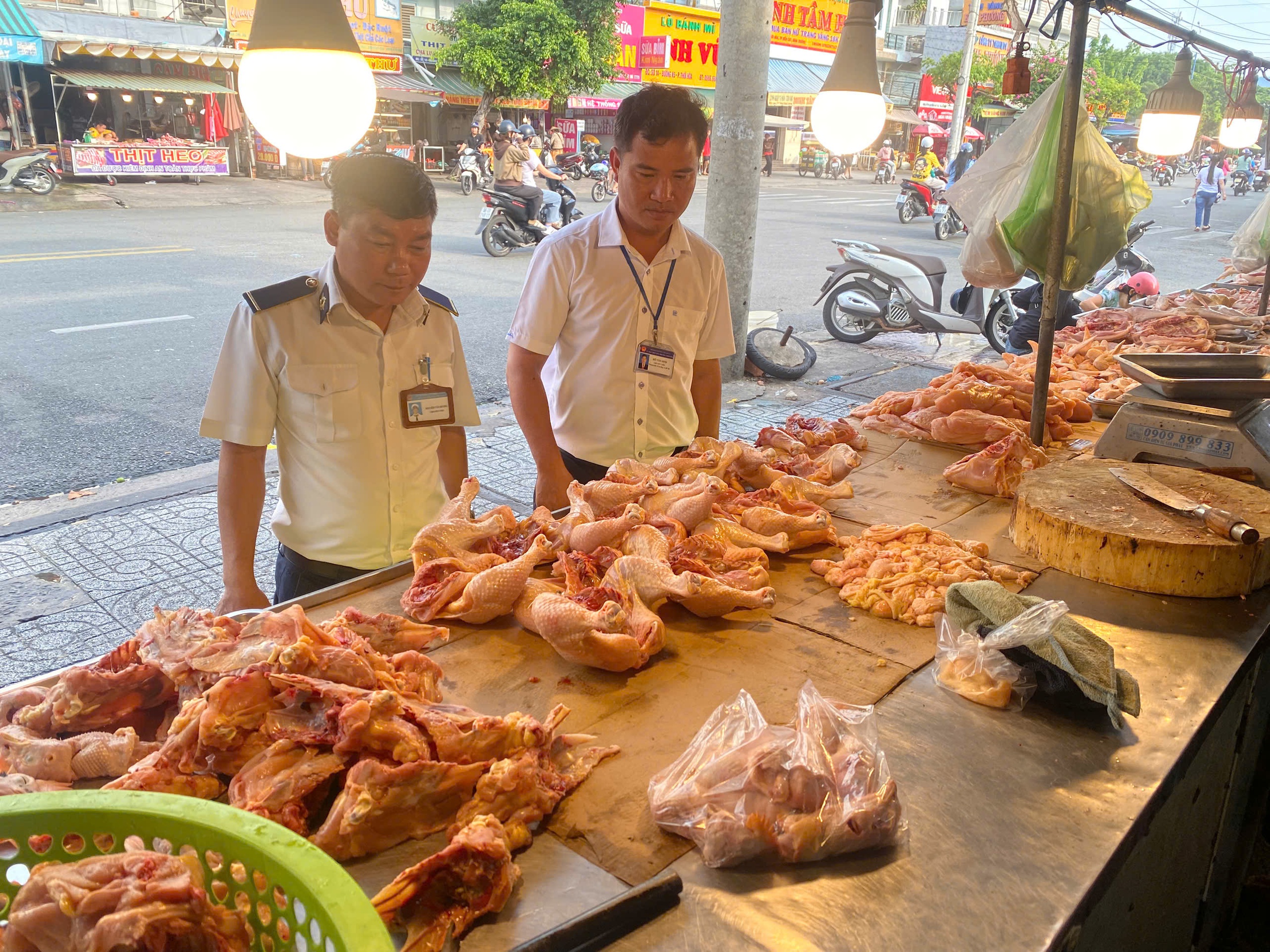 TP.HCM tổng kiểm tra giết mổ chợ Mỹ Phước 3, hàng chục sạp thịt vi phạm - Ảnh 3.