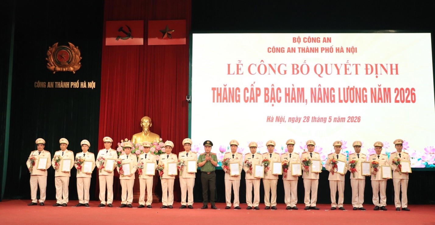 Hơn 5.000 chiến sĩ Công an Hà Nội được thăng hàm, nâng lương- Ảnh 1.